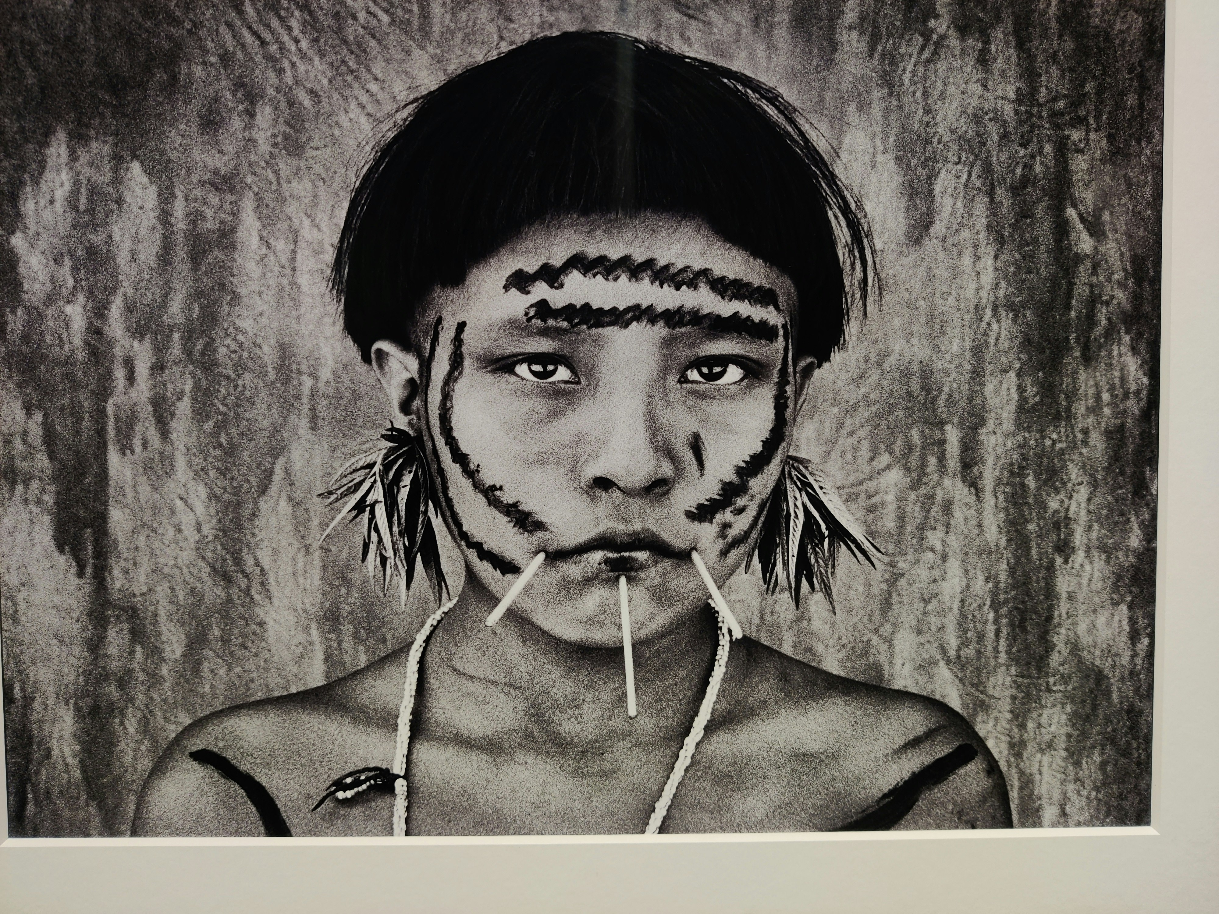 壁に描かれた先住民風の子どもの肖像