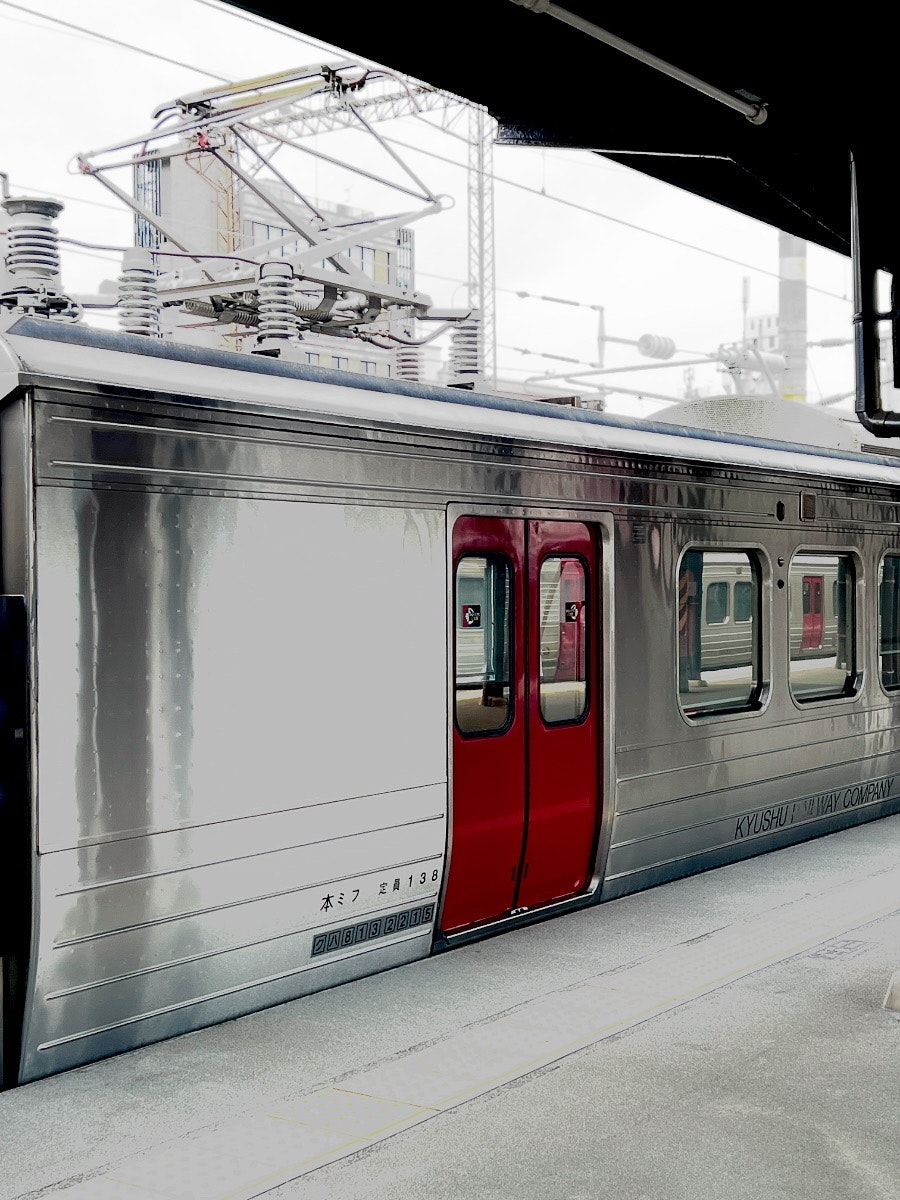 「쇠맛 기차」の文字が見える駅ホームで停車する電車