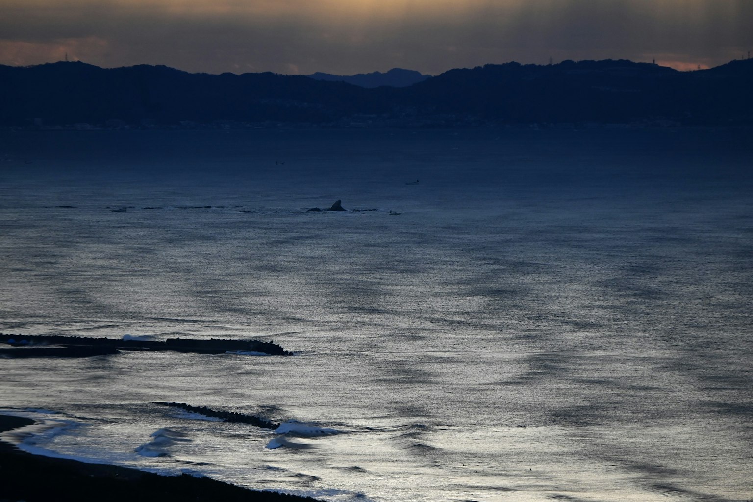 黃昏時分的海浪和山脈輪廓的風景