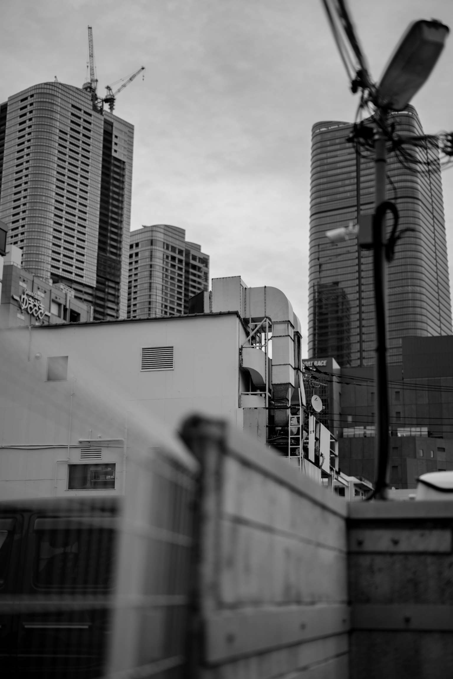 Skyline de la ville avec des grands bâtiments et une grue de construction