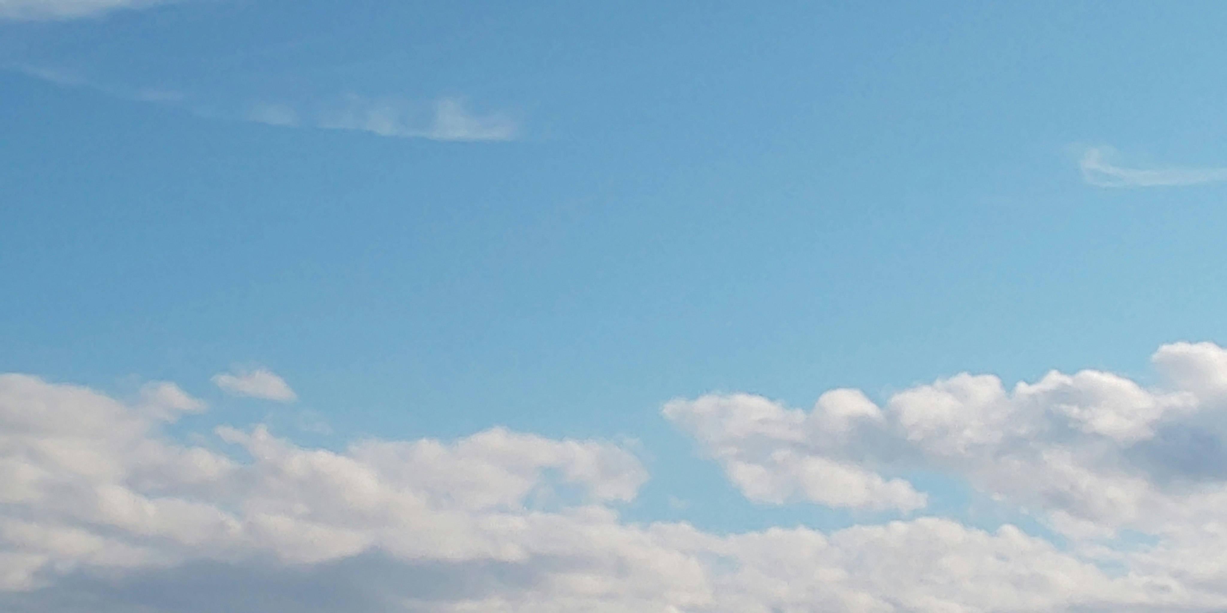 青空に広がる雲の風景