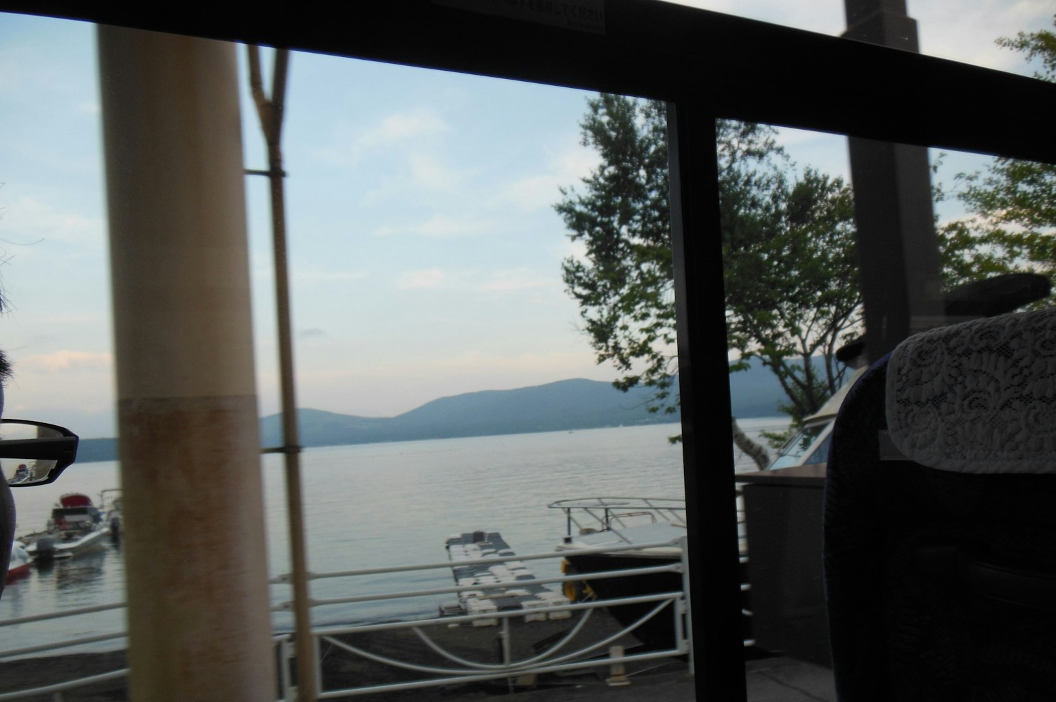 Vista di un lago con montagne sullo sfondo vista attraverso una finestra