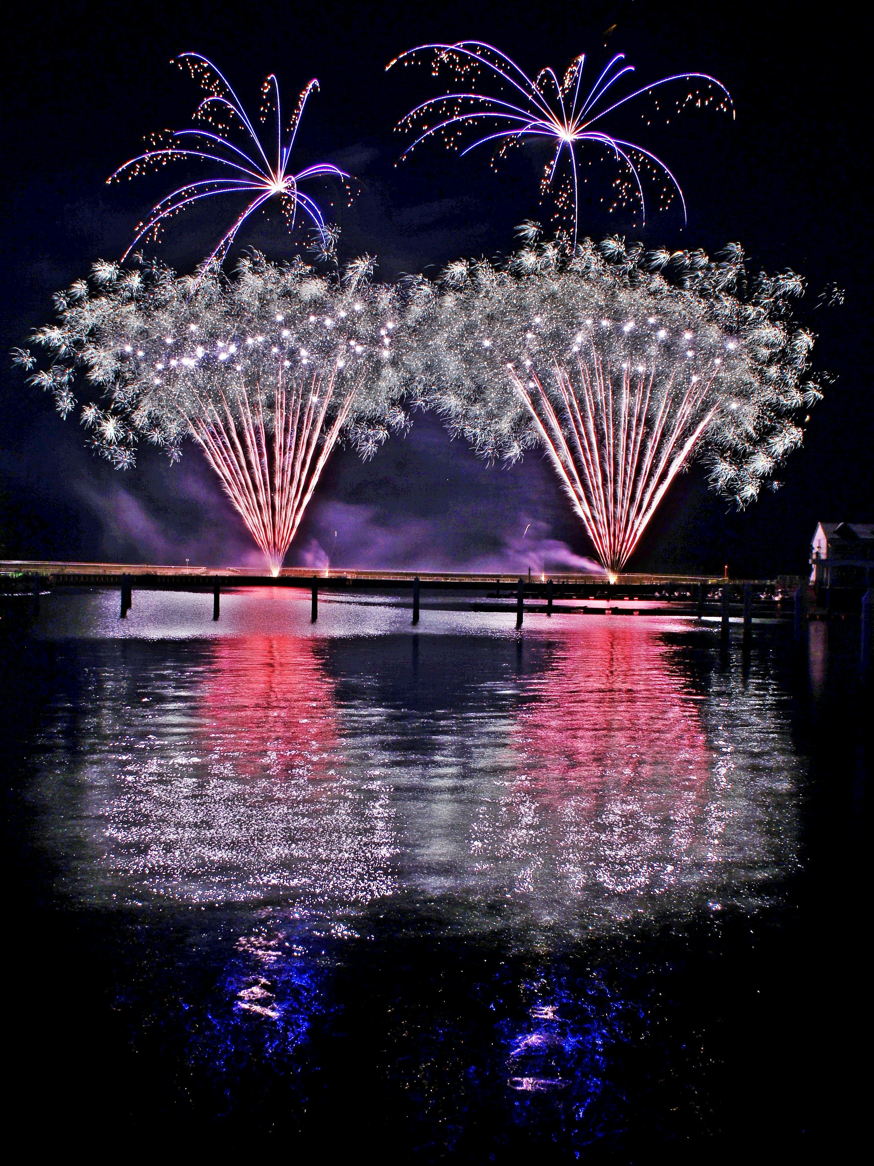 Feux d’artifice « wide star mine » se reflétant dans le miroir d’eau à Hakkeijima