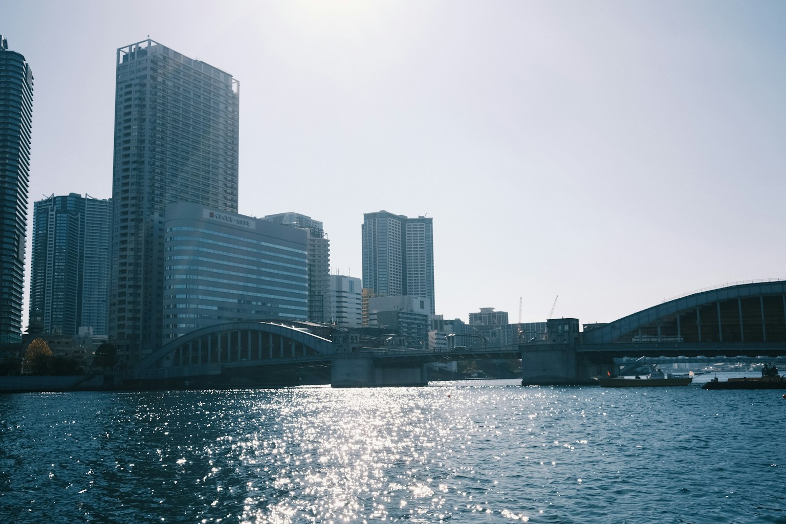 城市天际线与高楼大厦和闪烁的水面