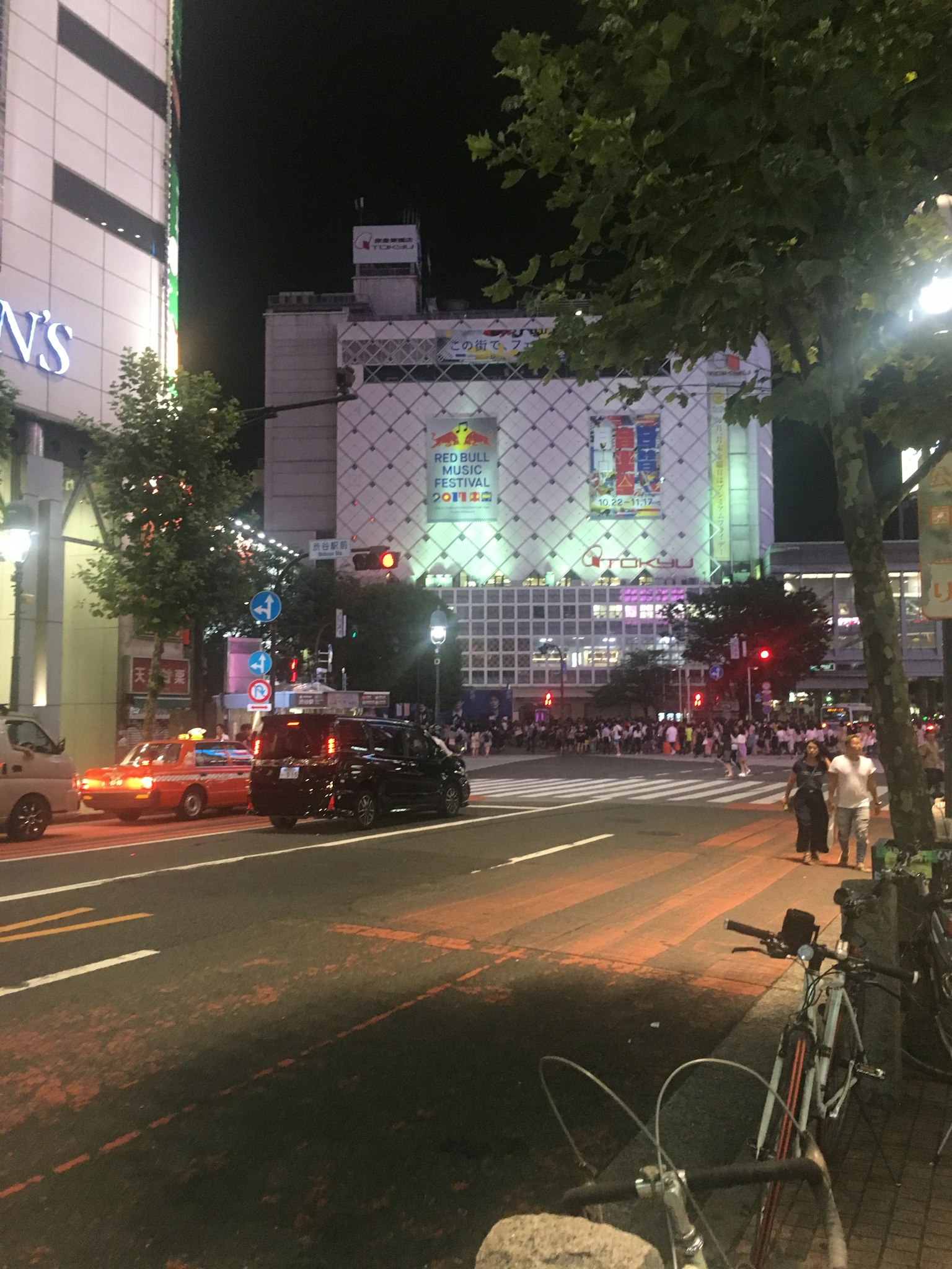 澀谷的夜間街景，車流和燈光建築