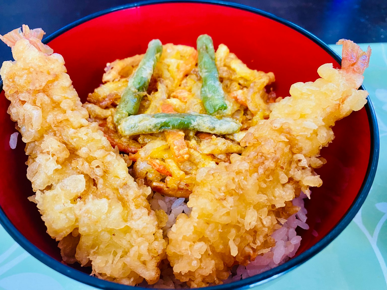 Tempura di gamberi servito in una ciotola rossa con riso