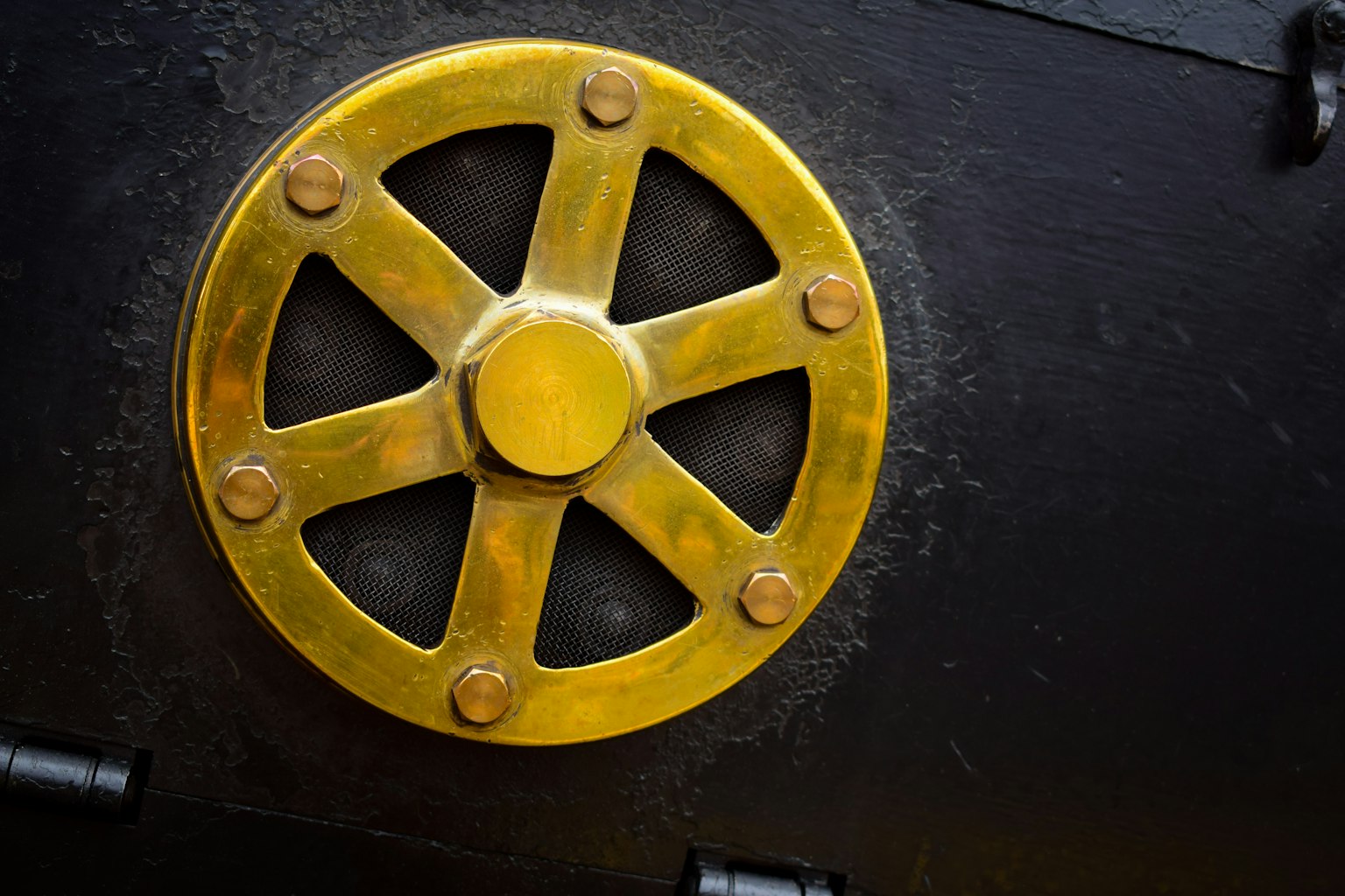 Roue dorée sur un fond noir