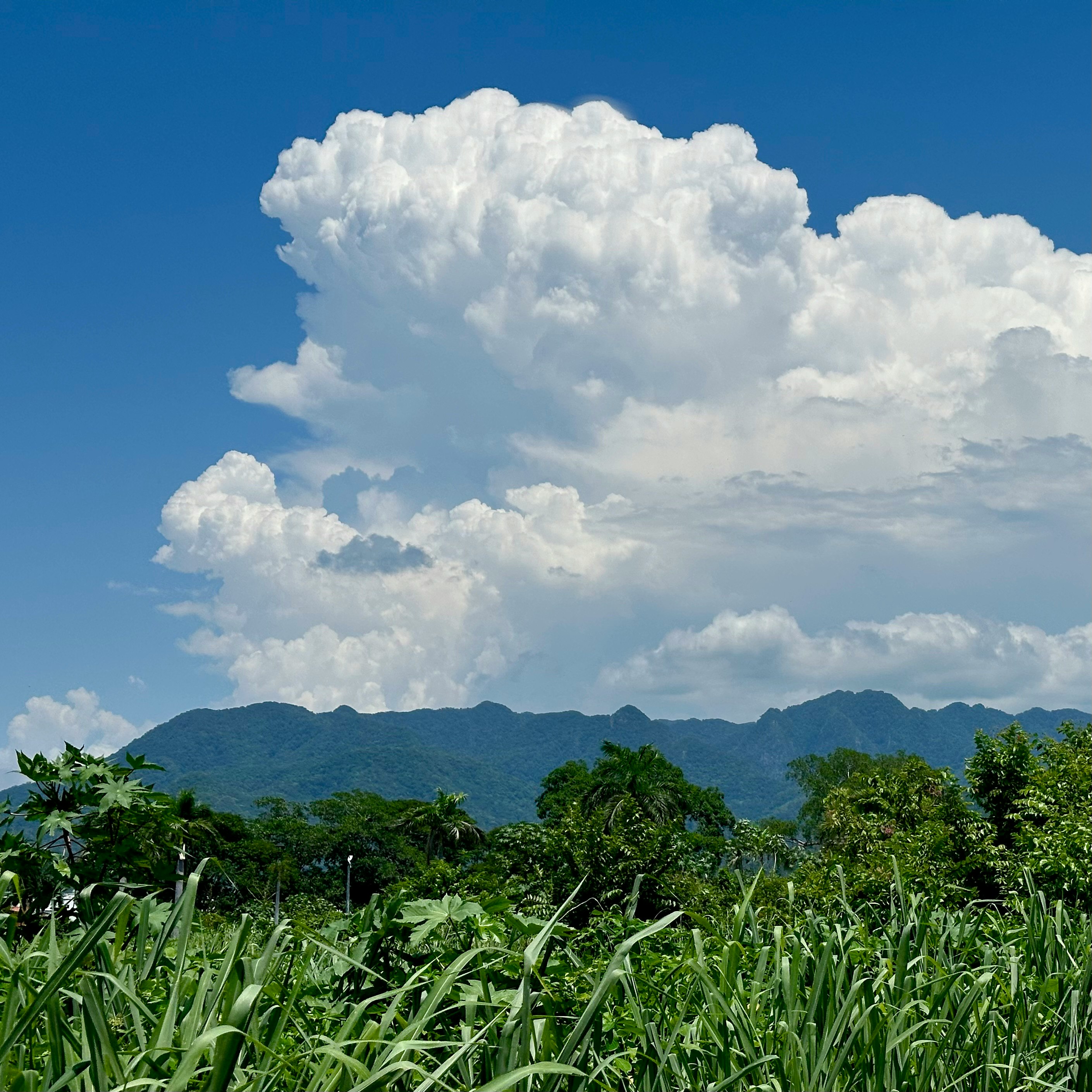 Paesaggio di Puerto Vallarta, Jalisco, Messico: nuvole sulle montagne sotto un cielo azzurro