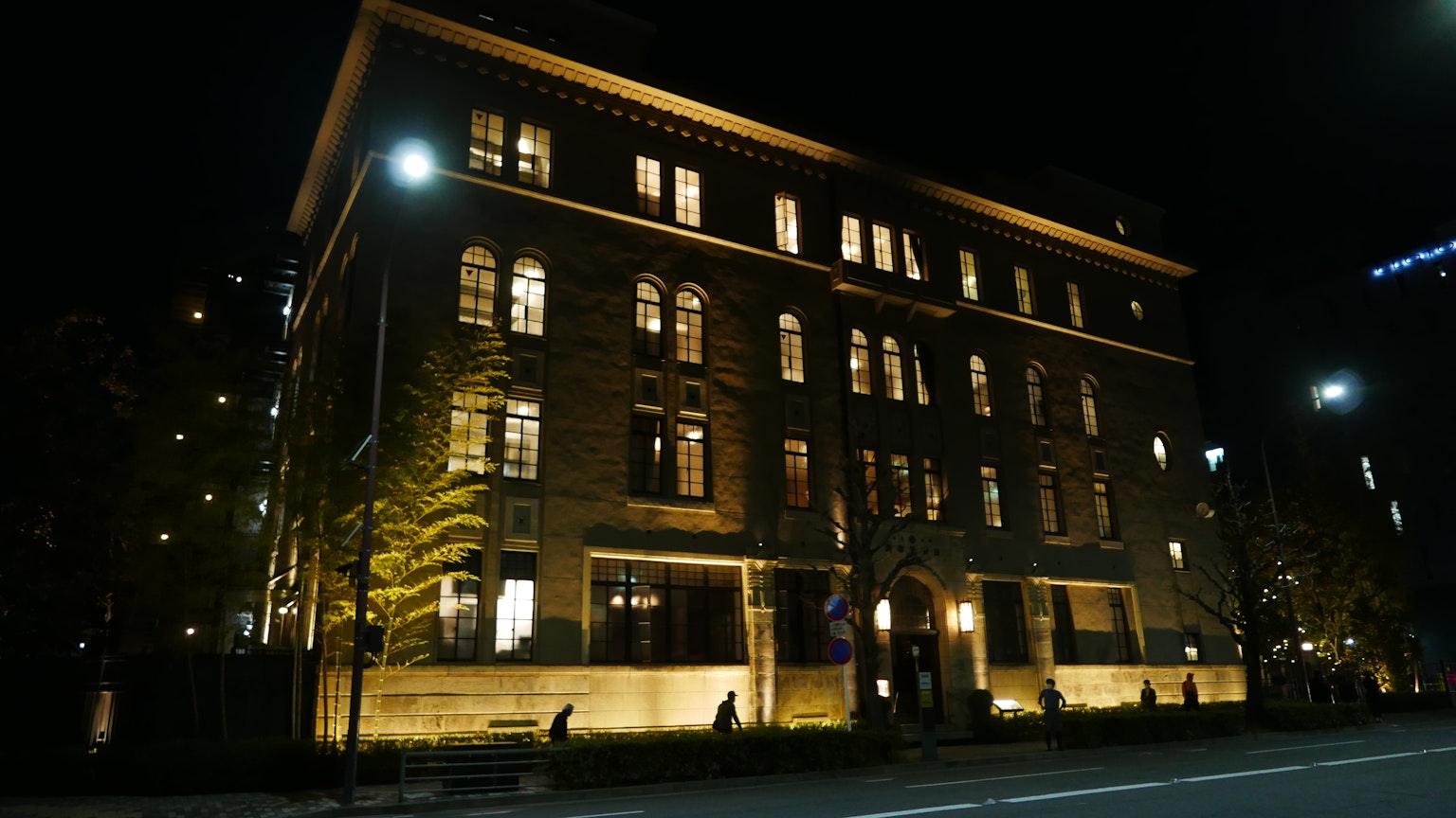 Facciata di un edificio storico illuminata di notte