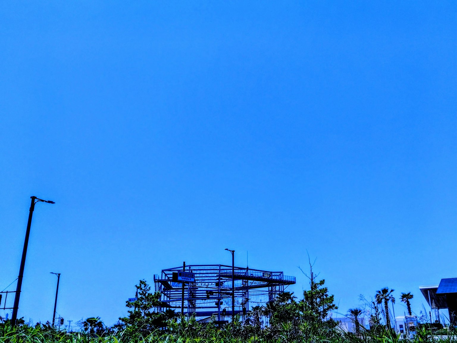 Bauwerk unter einem klaren blauen Himmel mit umliegendem Grün