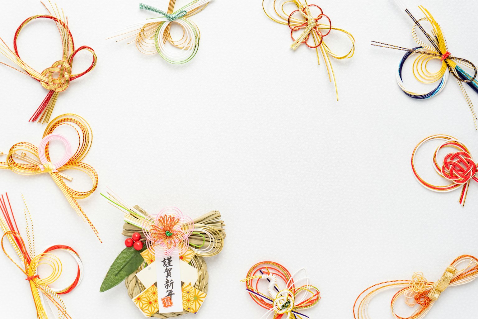 Traditionelle japanische Knoten auf weißem Hintergrund angeordnet
