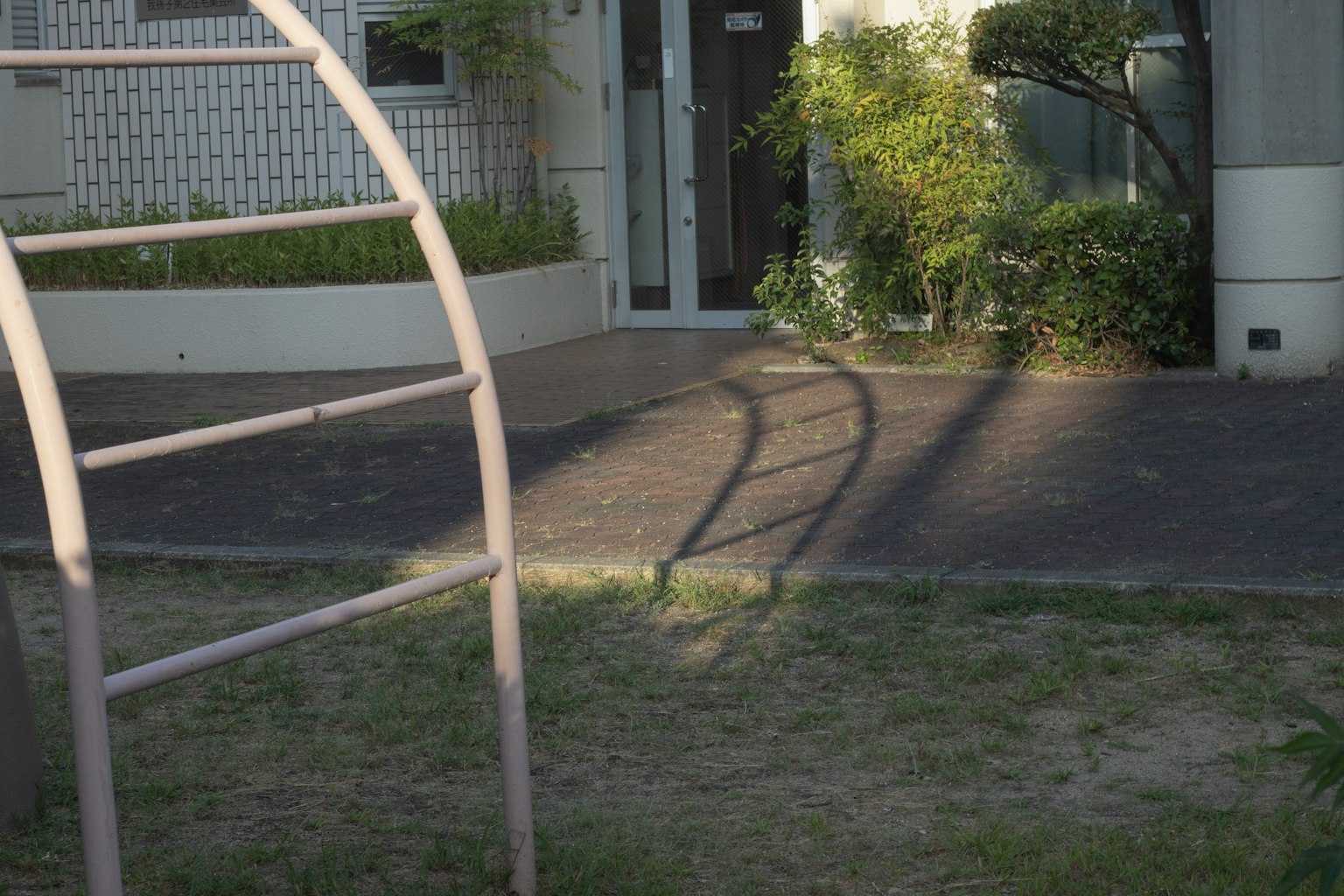 Ombre d'un équipement de jeu sur le sol dans une zone résidentielle