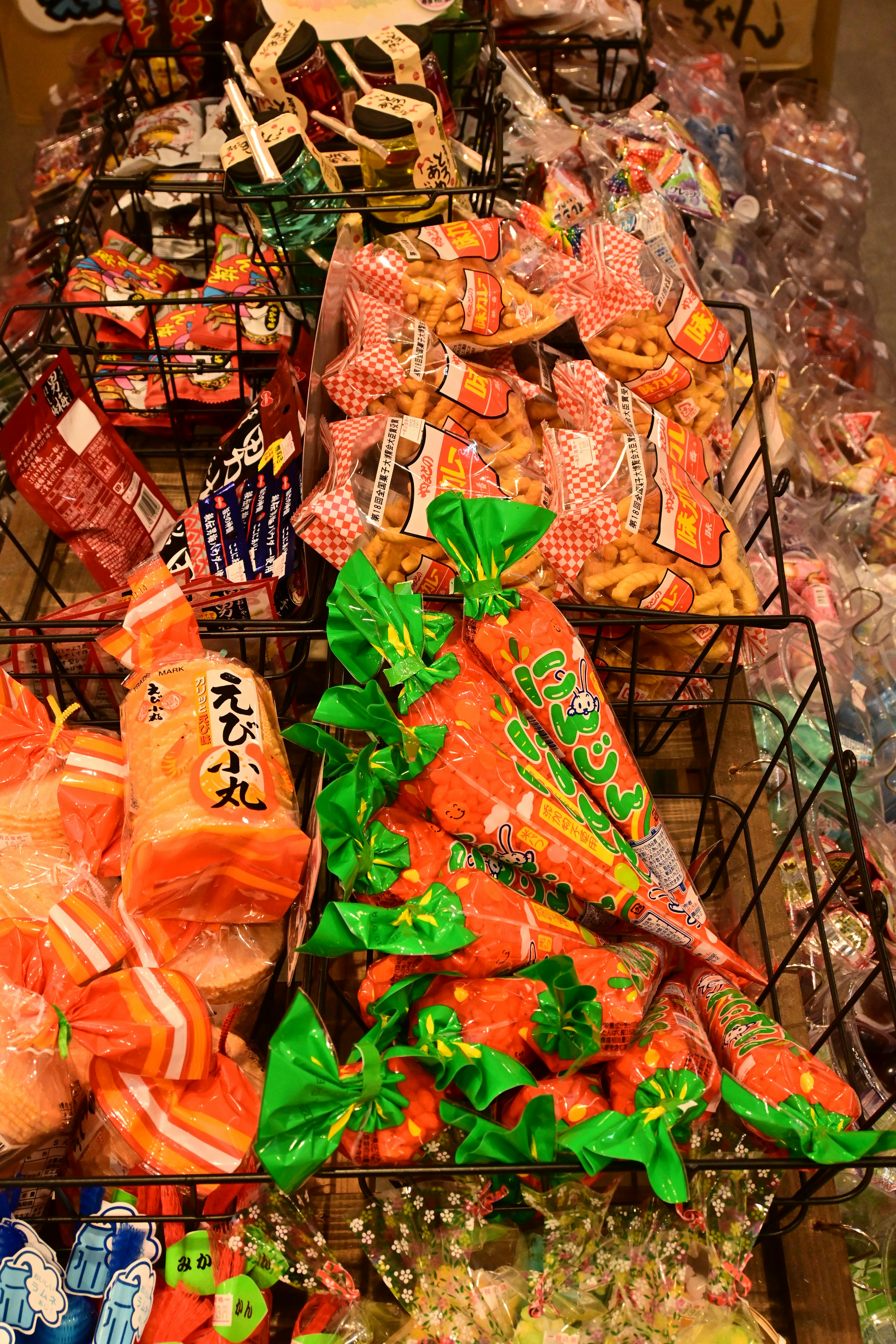 色とりどりの和菓子が並ぶ屋台の棚