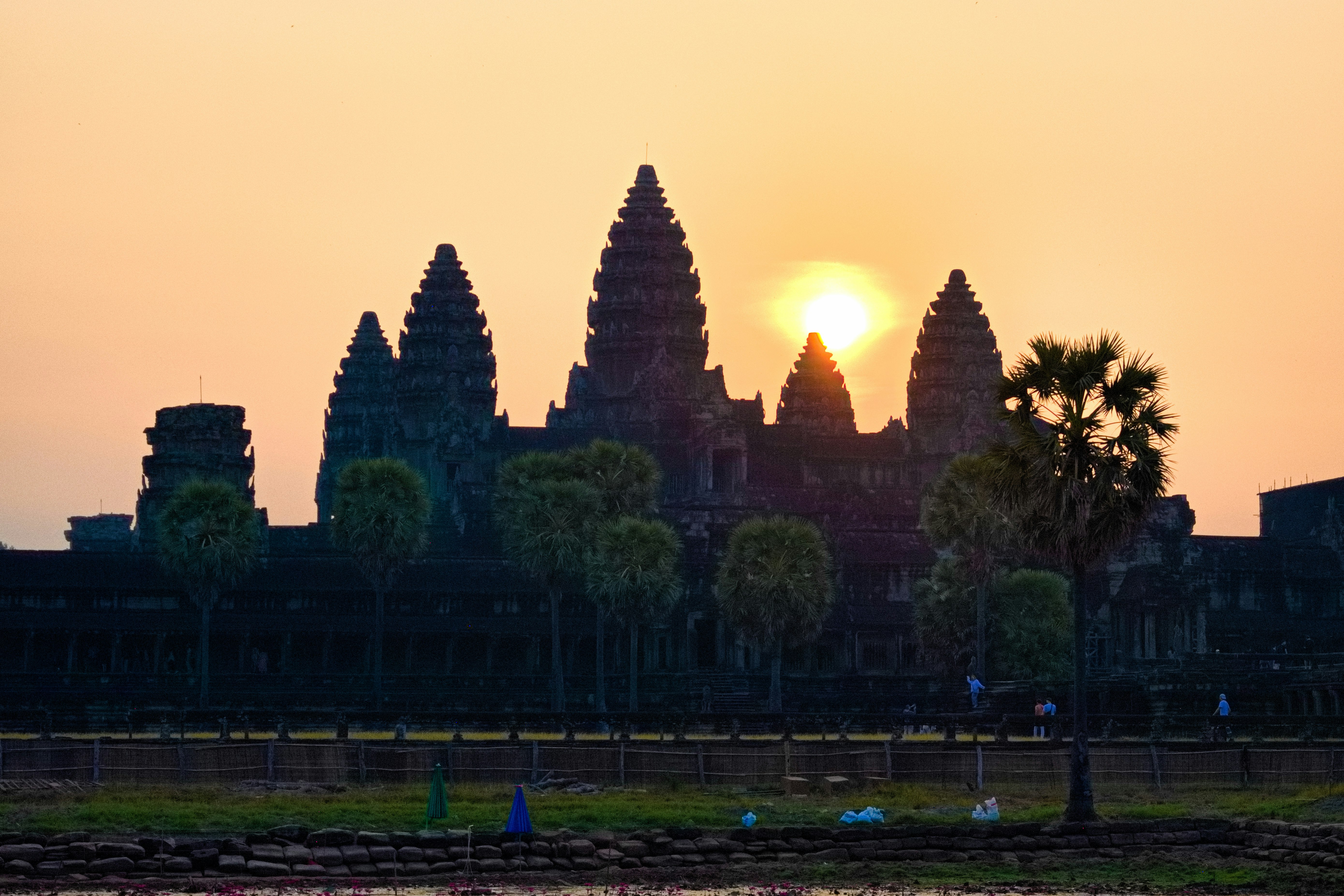 cảnh hoàng hôn với bóng đền Angkor Wat và những tàn tích