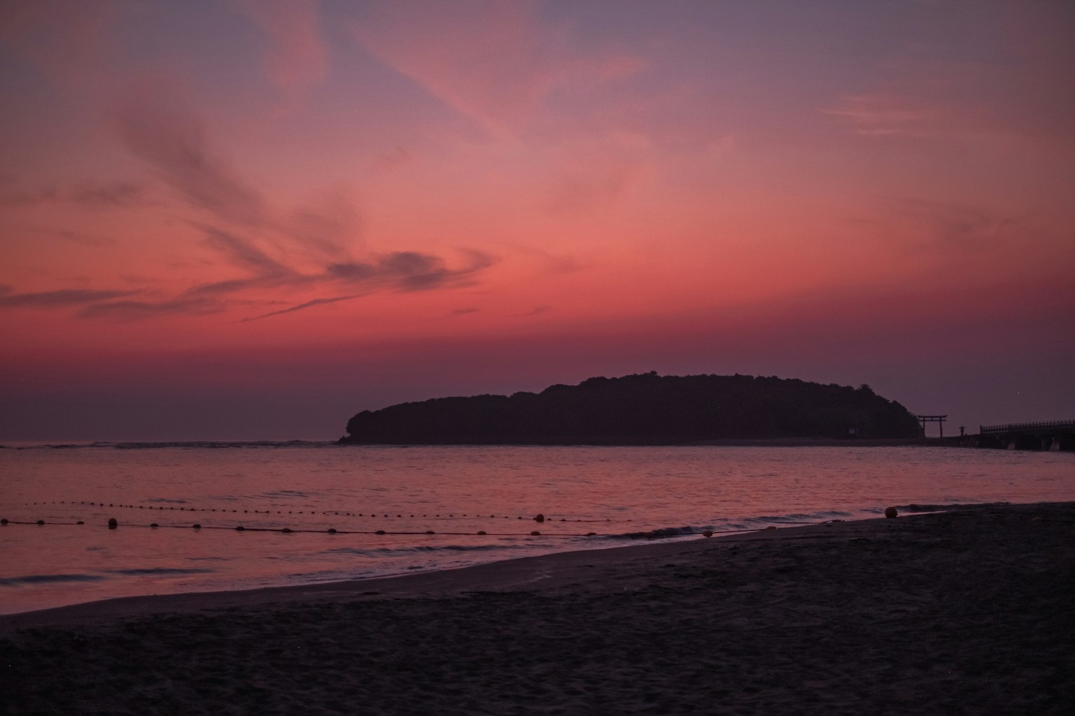 Silhouette magnifique d'une île contre un ciel de coucher de soleil sur la mer