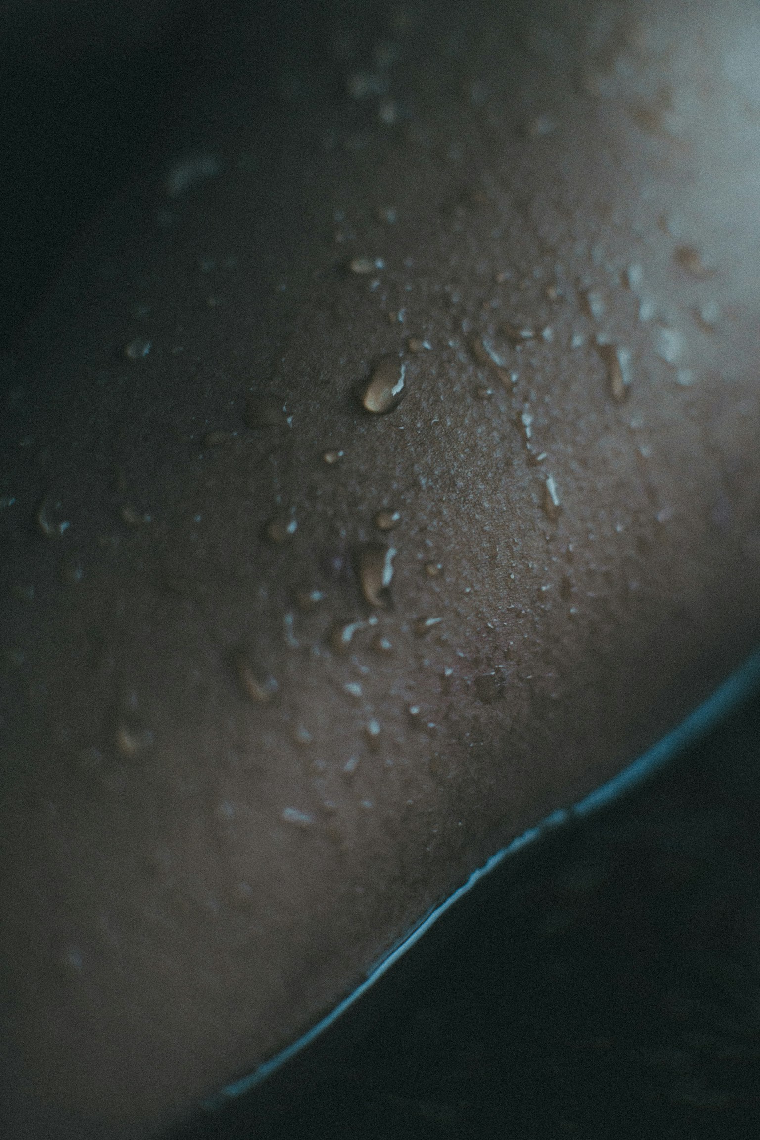 Foto ravvicinata di pelle con gocce d'acqua