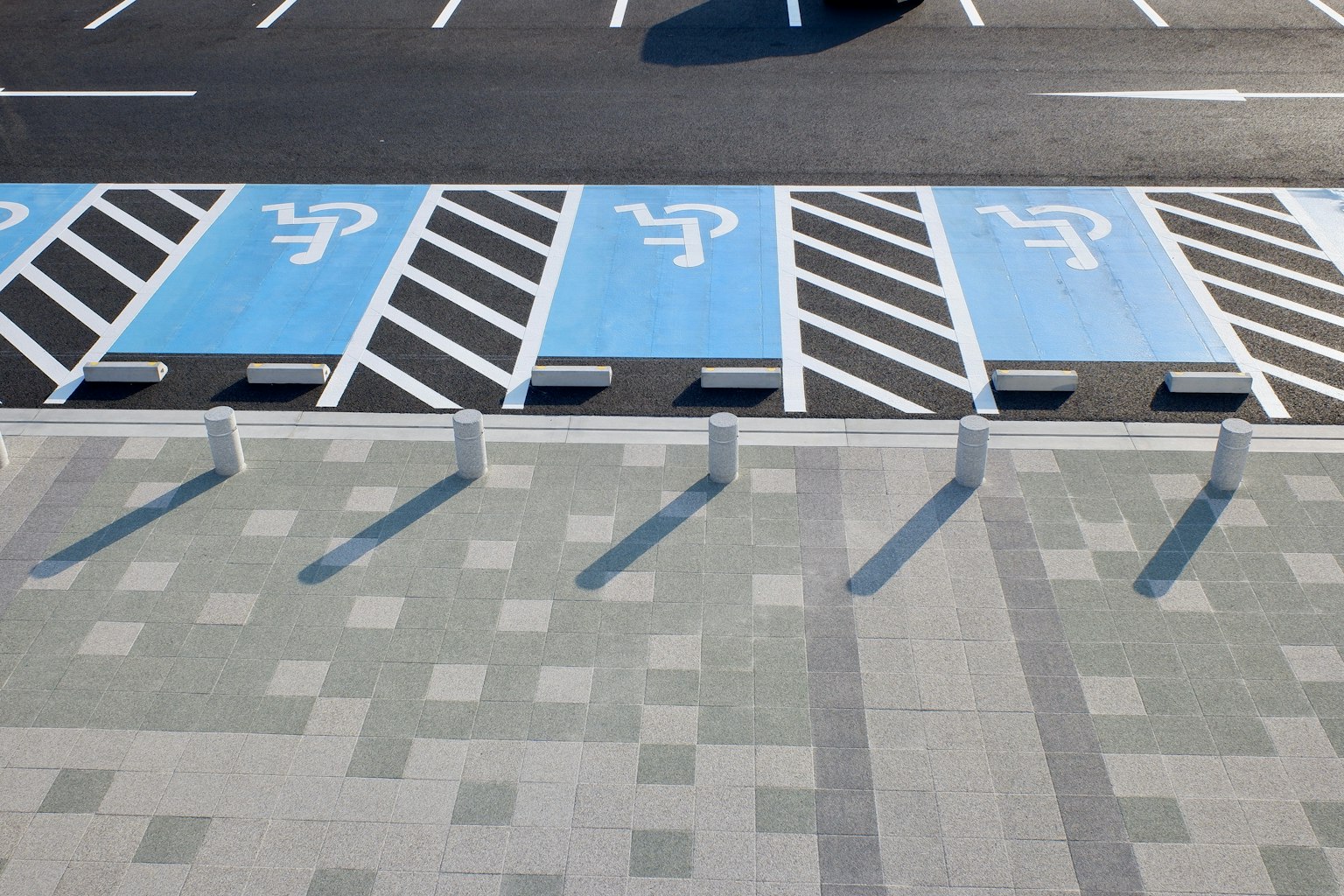 Espacios de estacionamiento para discapacitados azules con sombras