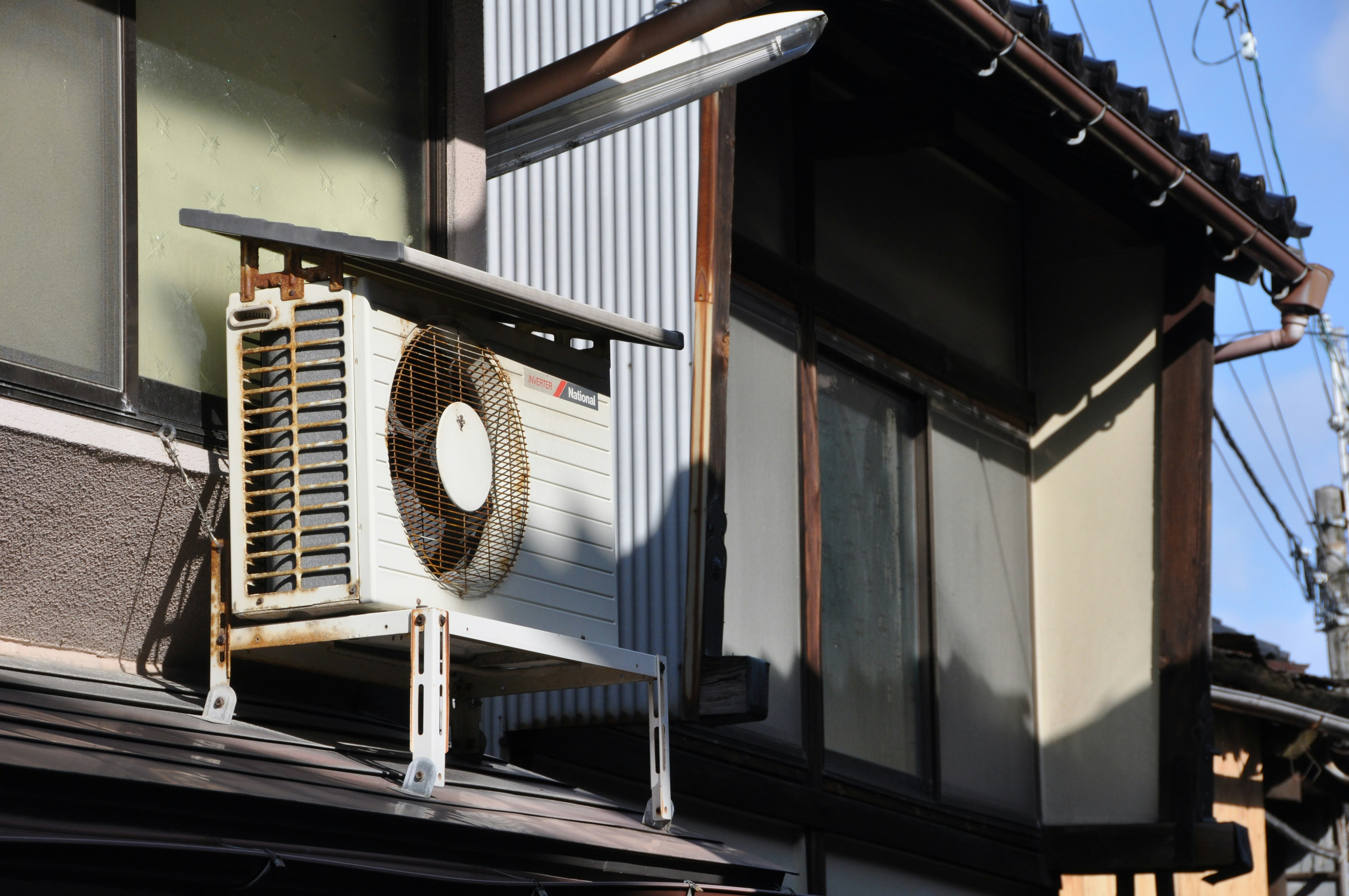 巷弄中建築外牆上的外機冷氣