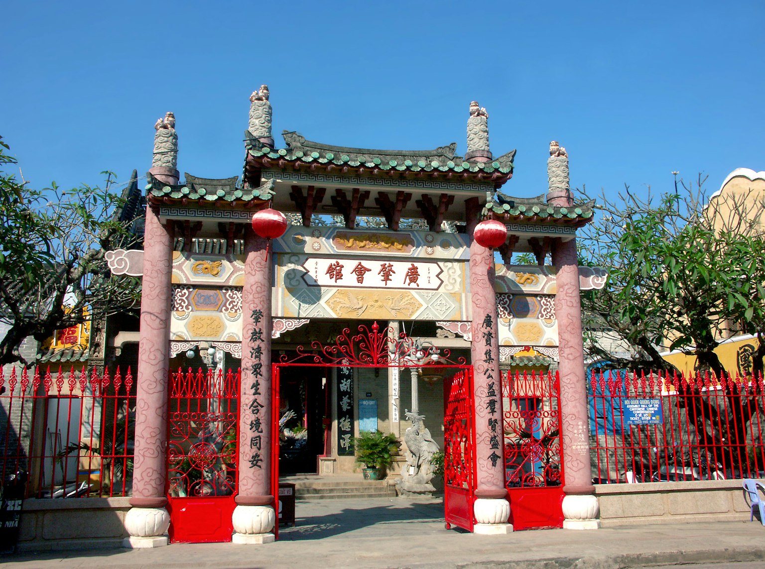 Traditionelles chinesisches architektonisches Tor mit roten Verzierungen