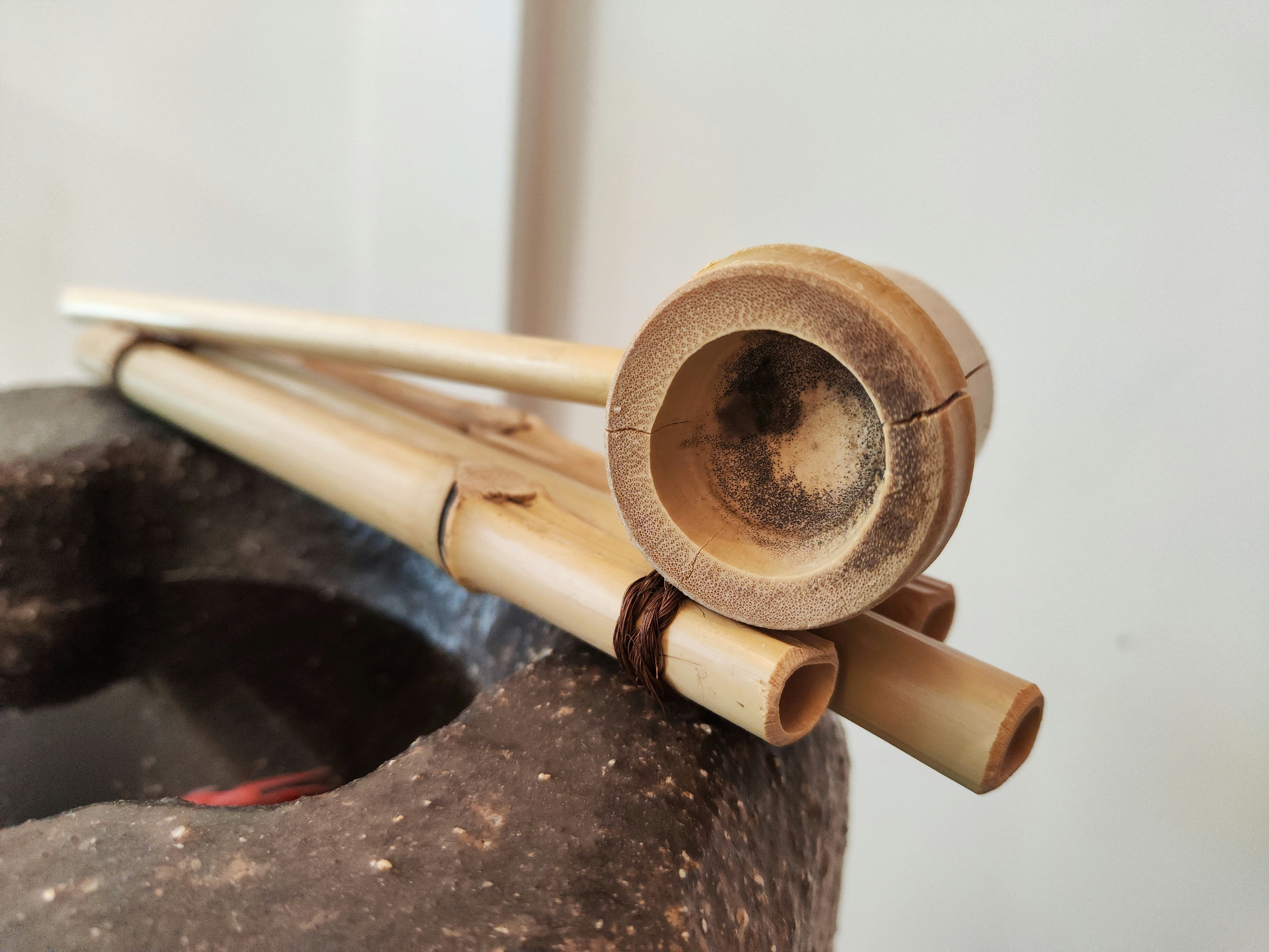 竹筒與生火工具放在工作台上