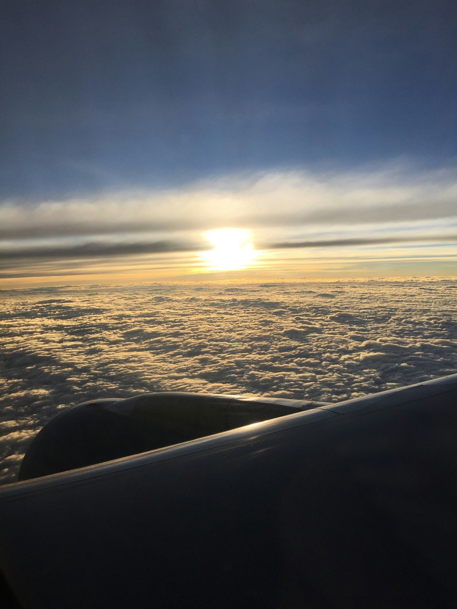 從飛機窗戶看到的雲和夕陽