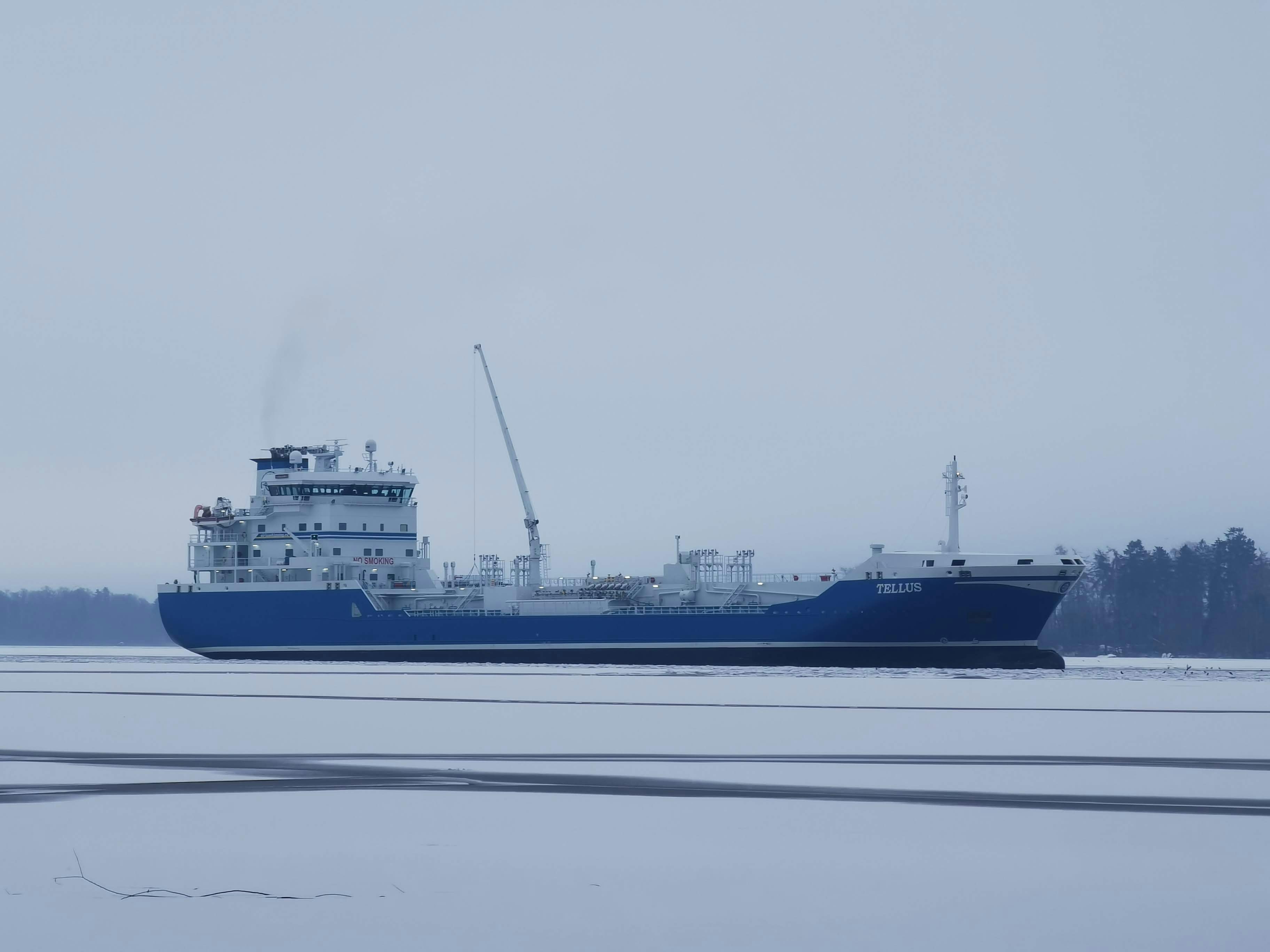 vue latérale d’un cargo naviguant sur une mer brumeuse