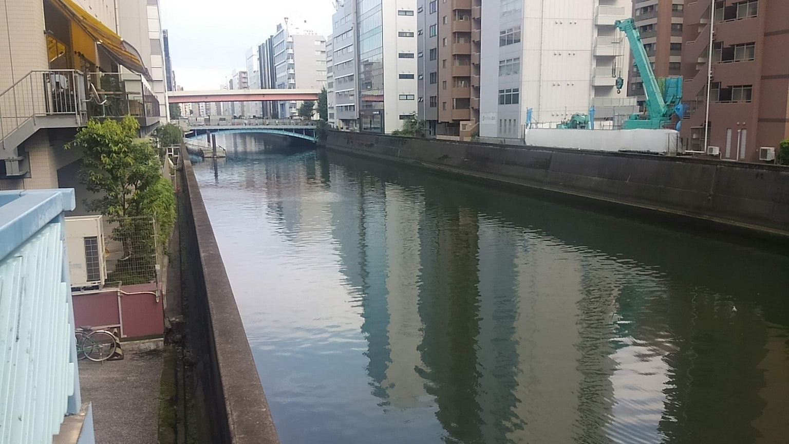 Scène de canal tranquille entourée de grands immeubles