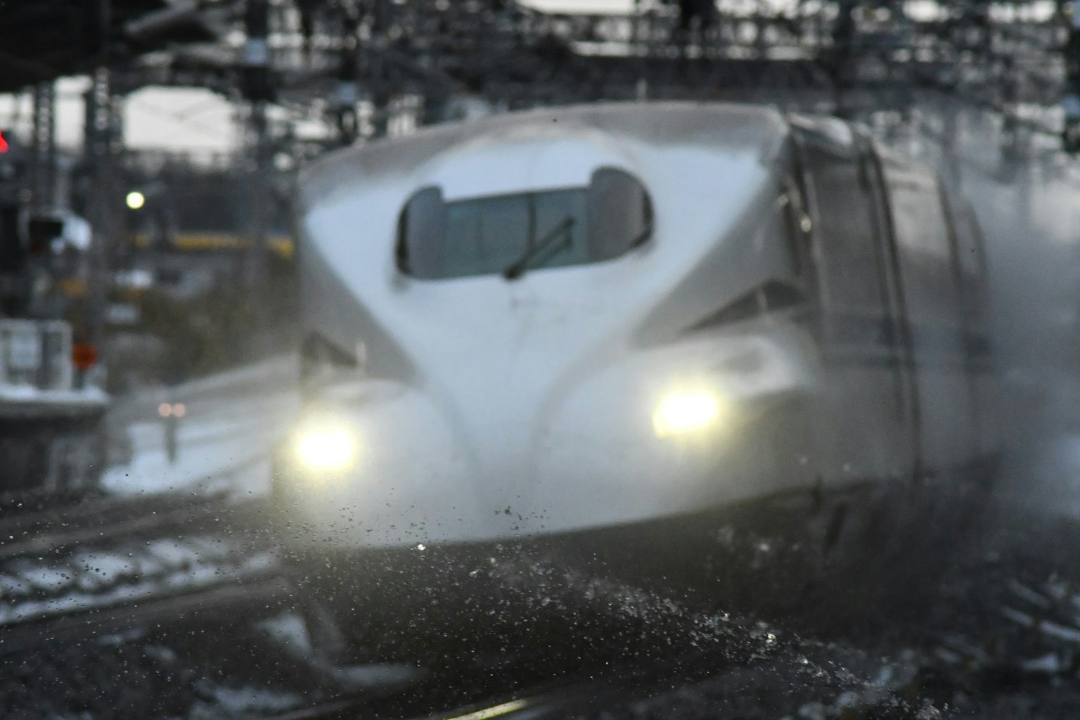 新幹線在雪中行駛