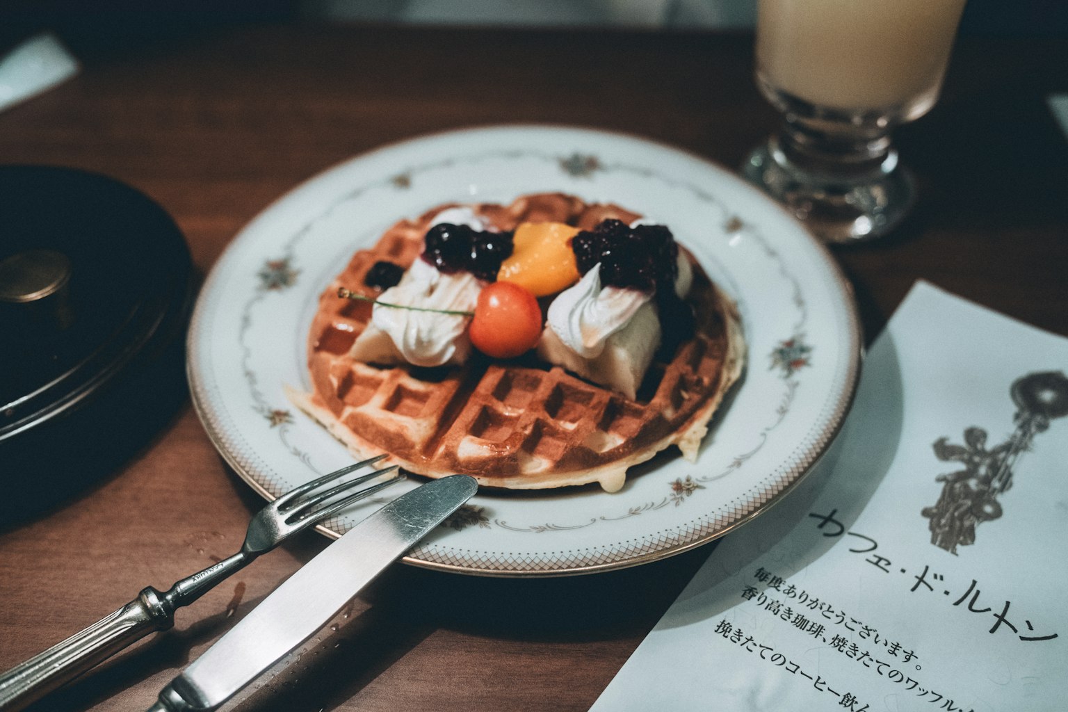 Plato de waffles decorado con frutas y crema
