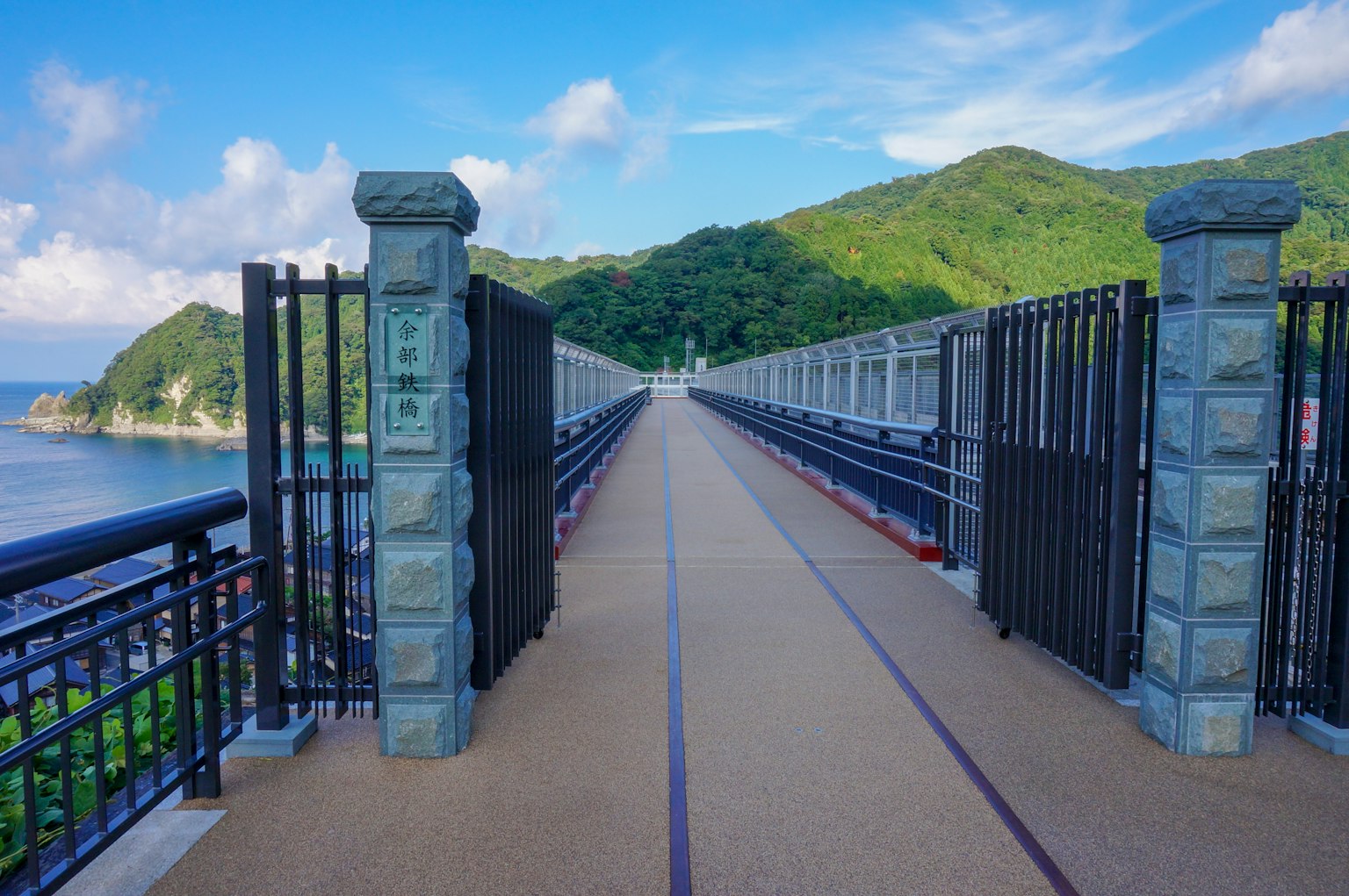ทิวทัศน์ที่สวยงามของสะพานและเนินเขาสีเขียว
