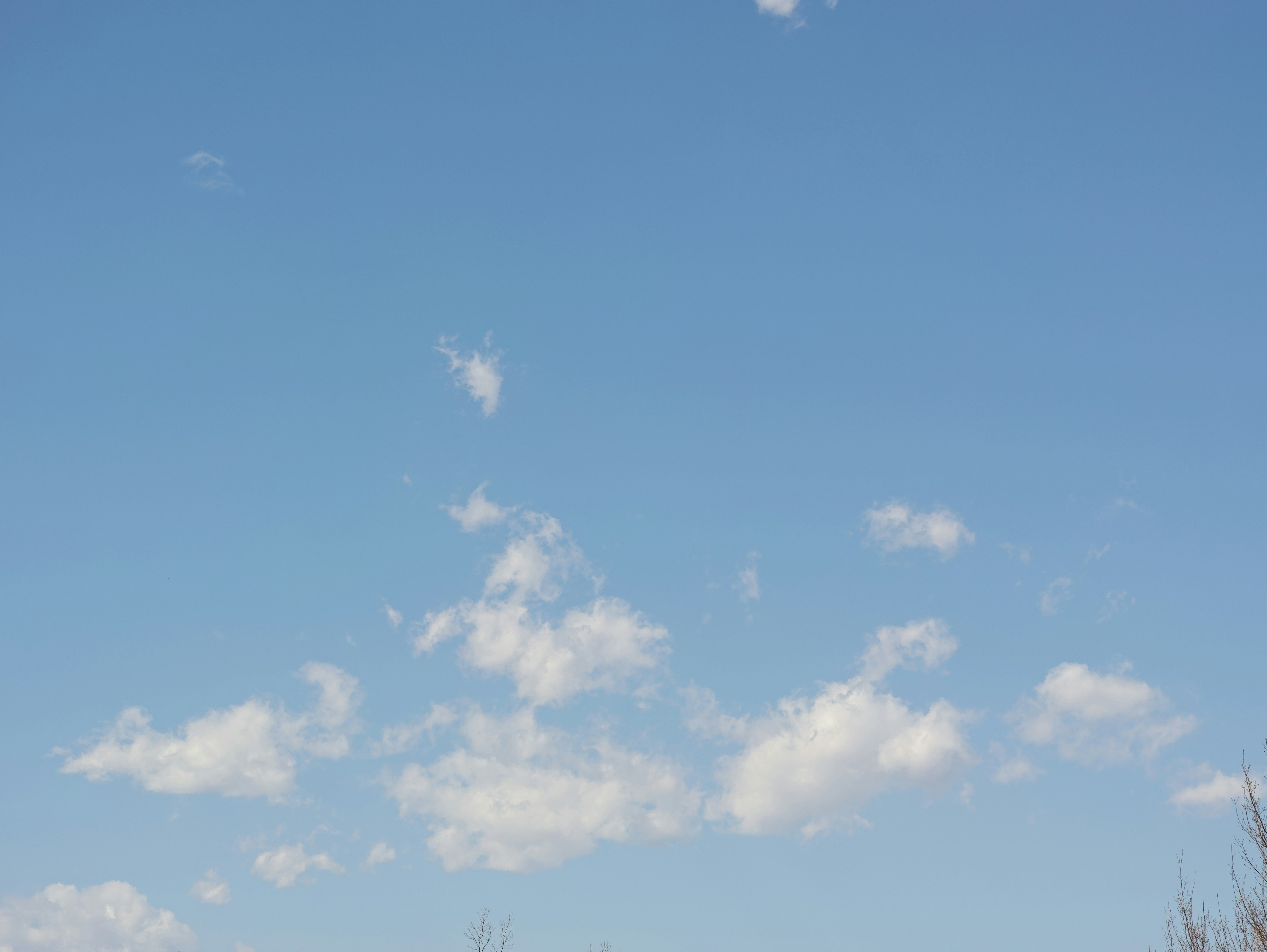 Ciel bleu vaste avec des nuages dérivants