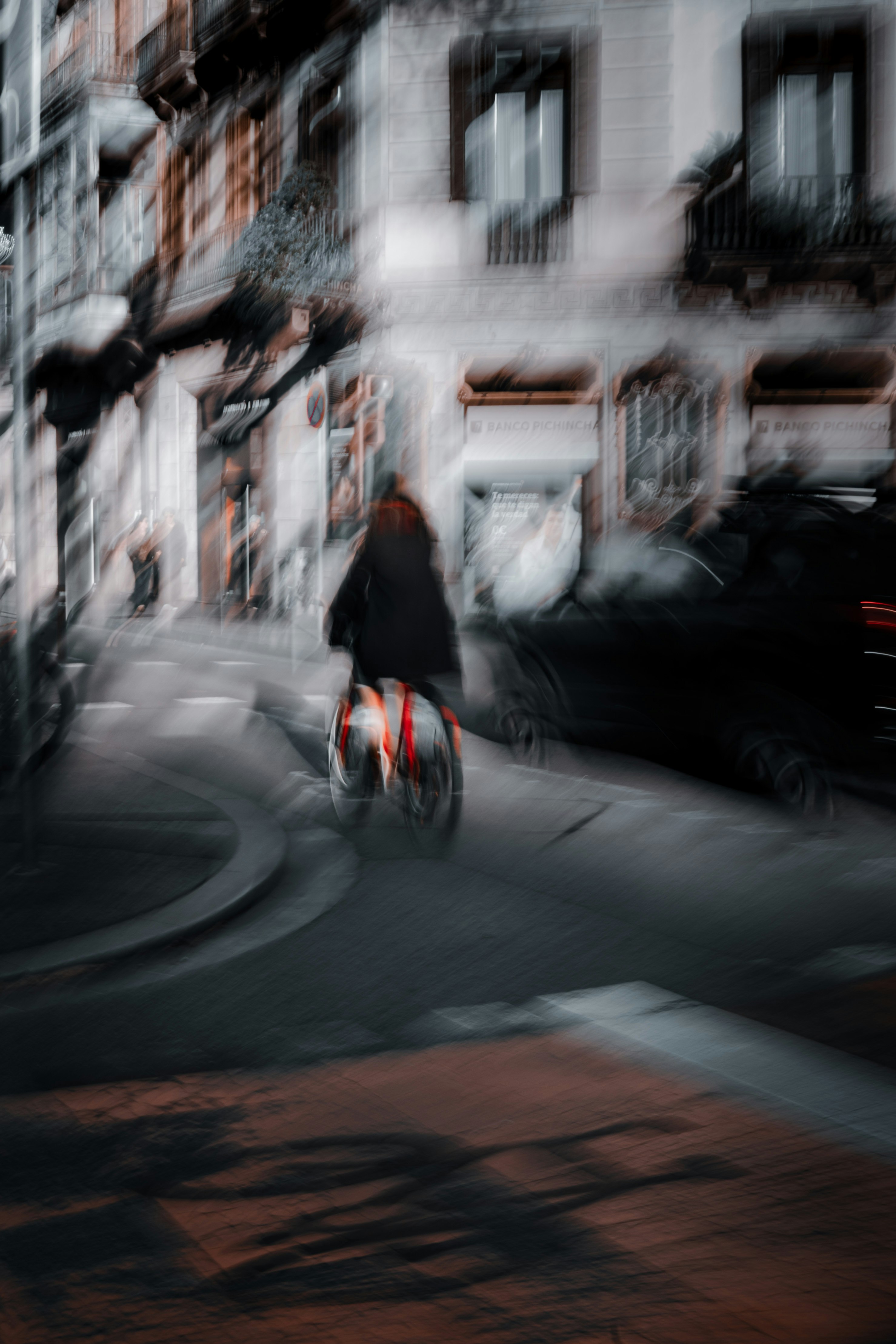 Straßenszene in Barcelona mit Fahrrädern in Bewegung