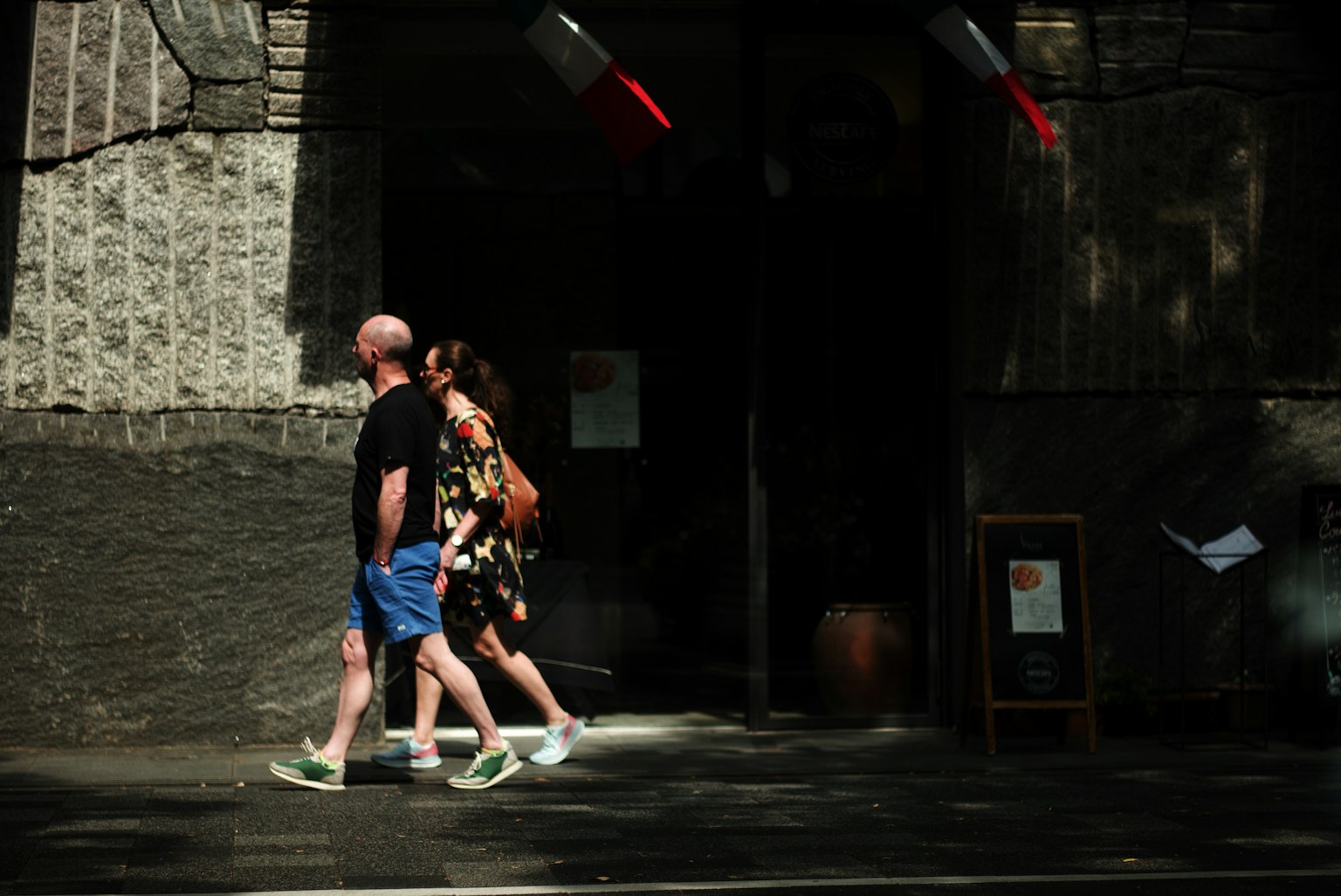 Un uomo e una donna che camminano casualmente per la strada