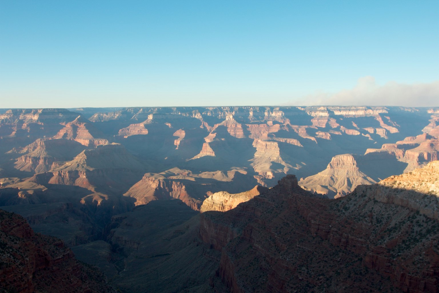 グランドキャニオンの壮大な風景、青空と日差しの中での多様な地形