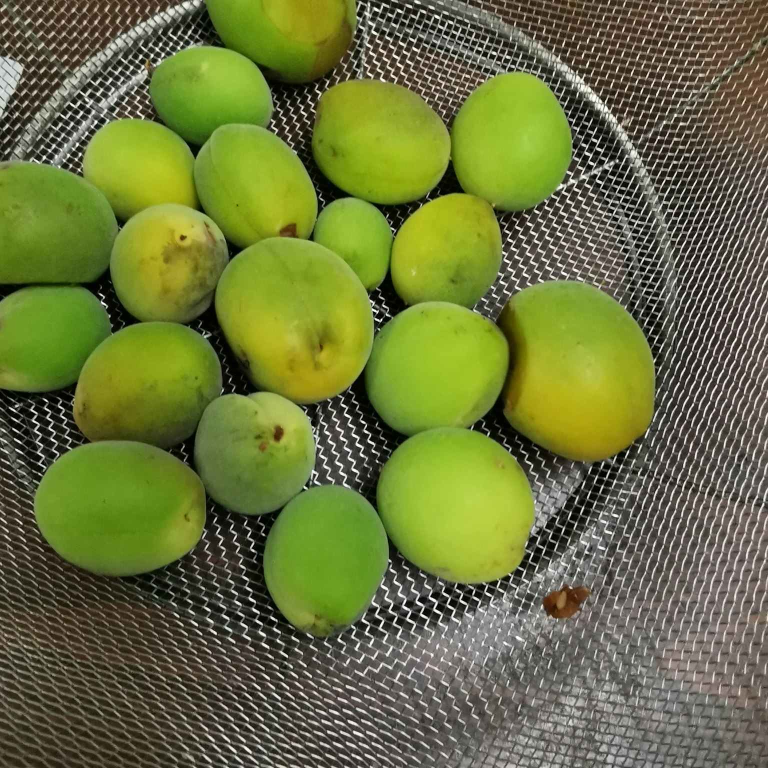 Trái cây xanh trong bát lưới