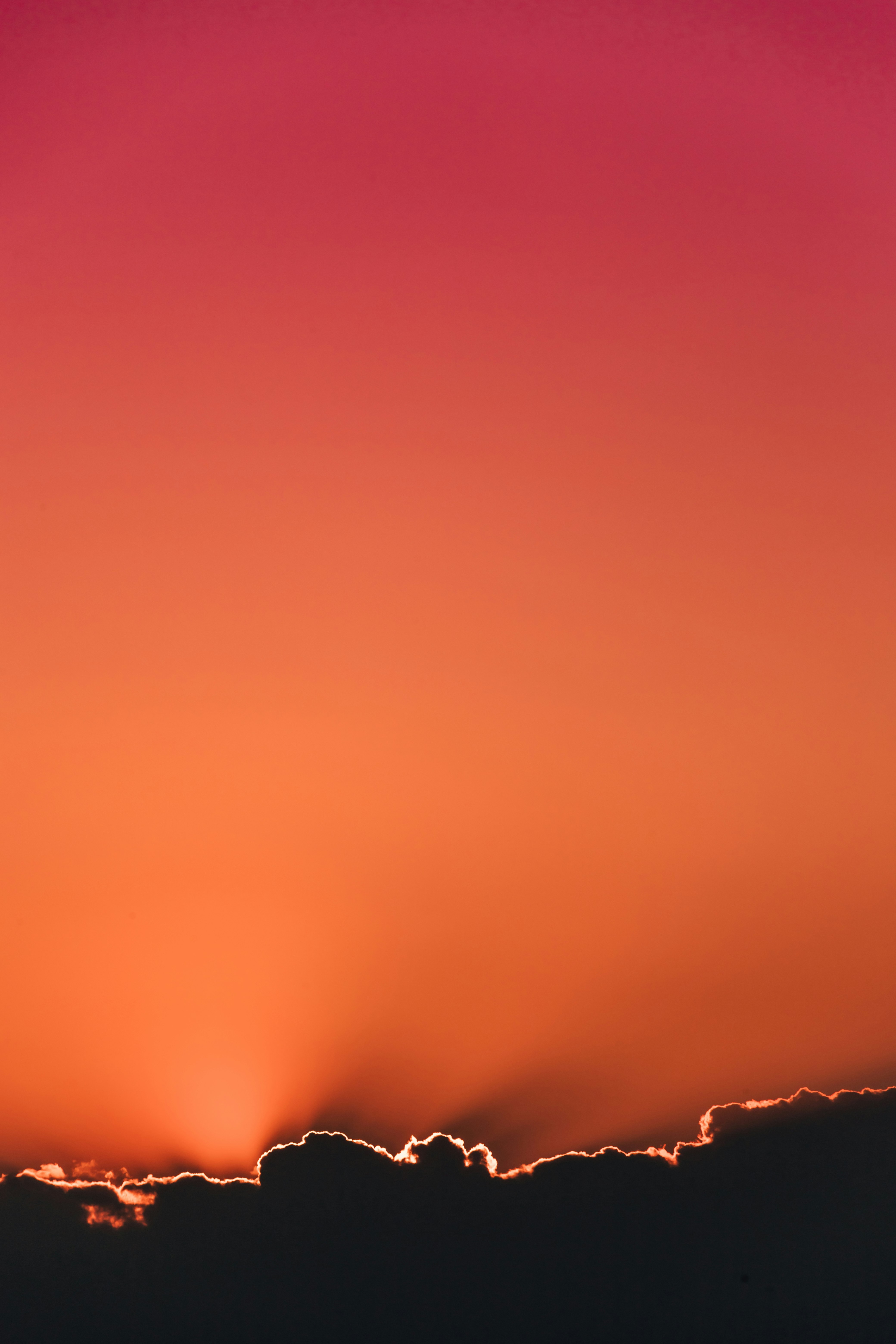 ciel de coucher de soleil avec silhouettes de nuages
