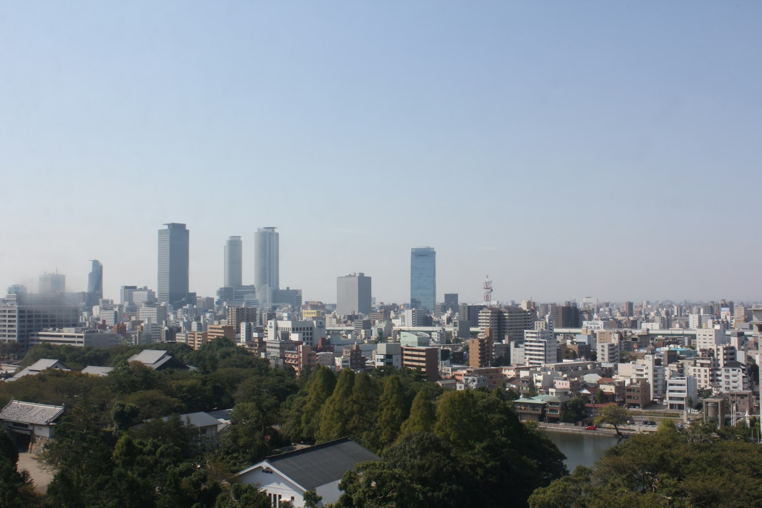 城市的全景視圖，展示高樓大廈和郁郁蔥蔥的公園