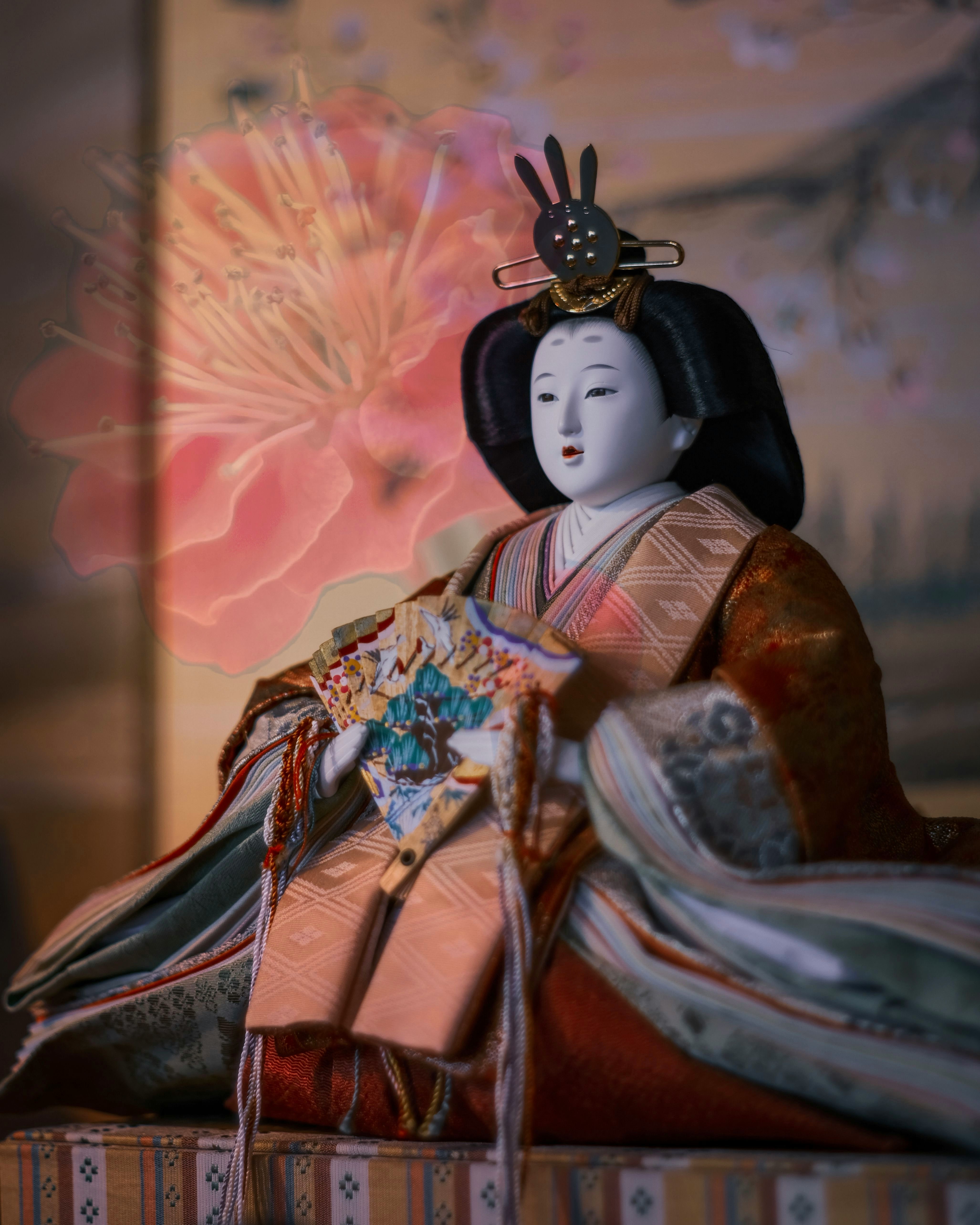 色彩鲜艳的和服娃娃坐姿
