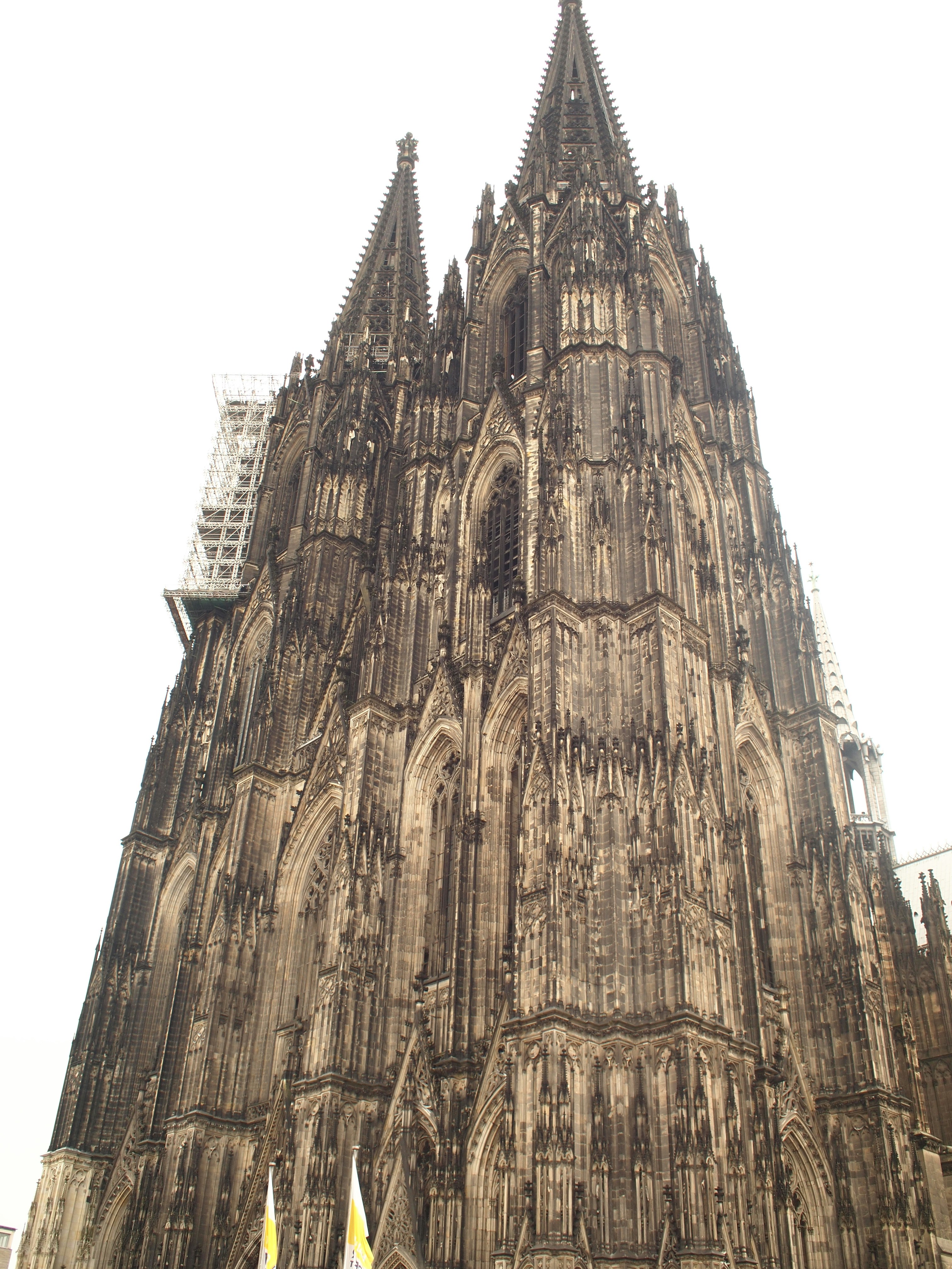 Menara katedral gotik dan fasad eksterior