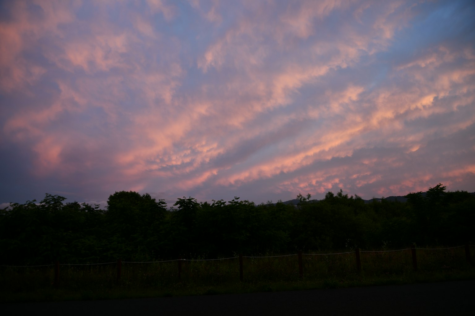 Hermoso cielo de atardecer con nubes rosas y azules