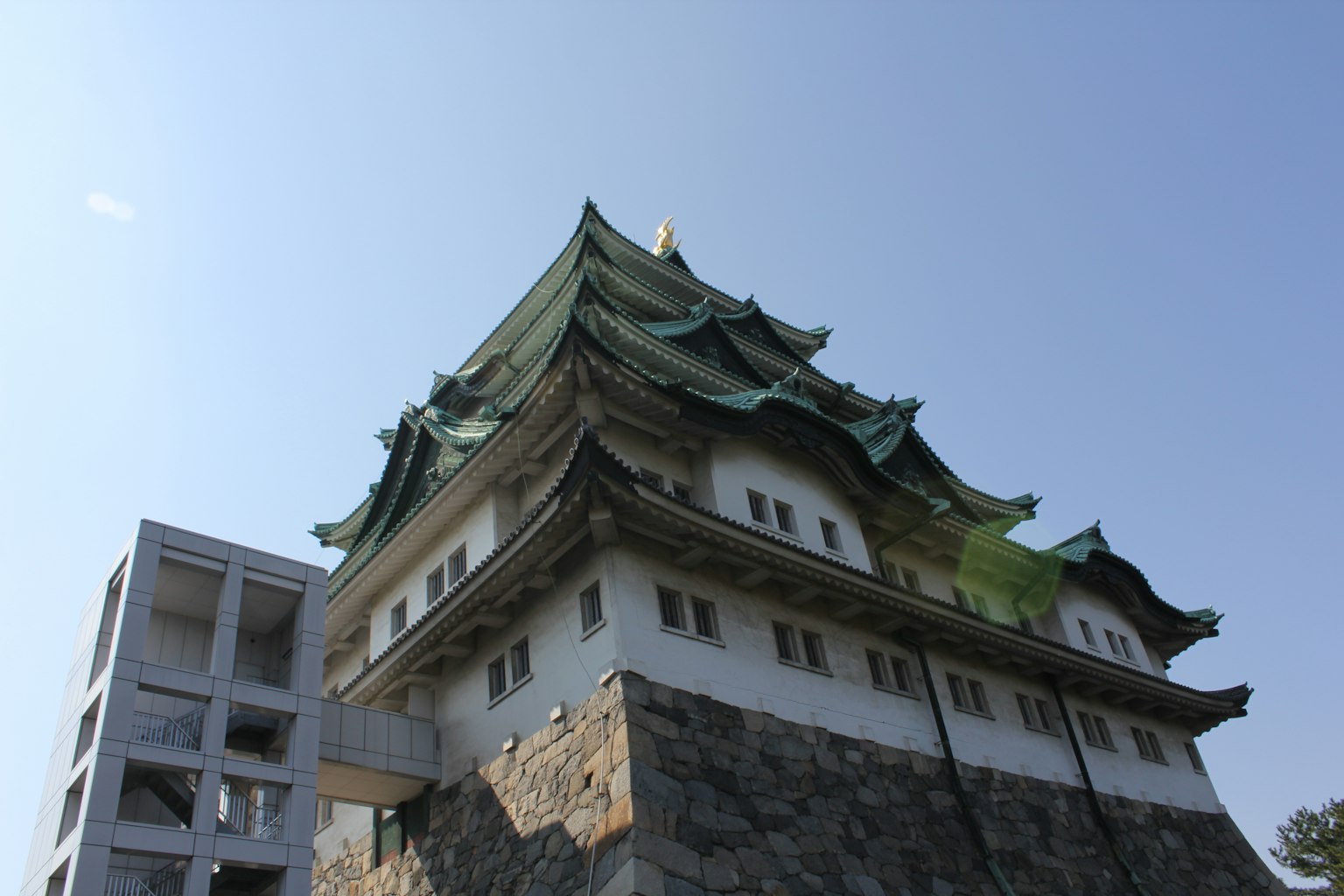 Castillo de Nagoya que muestra una arquitectura japonesa tradicional bajo un cielo azul claro