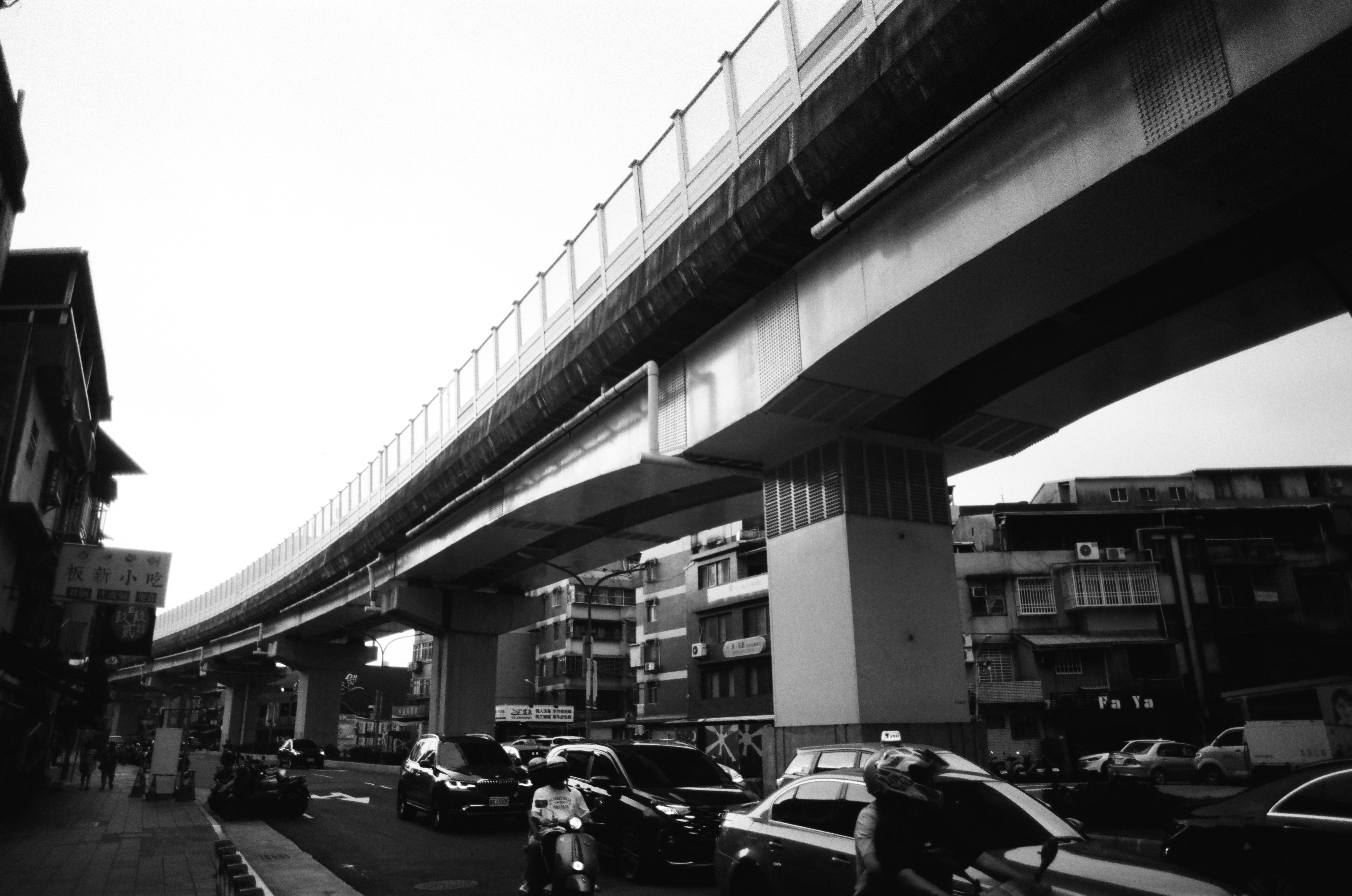 高架下に並ぶ車と街並み