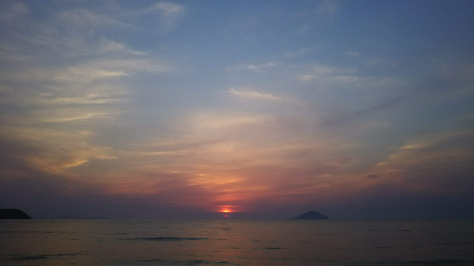 美丽的日落映照在海面上