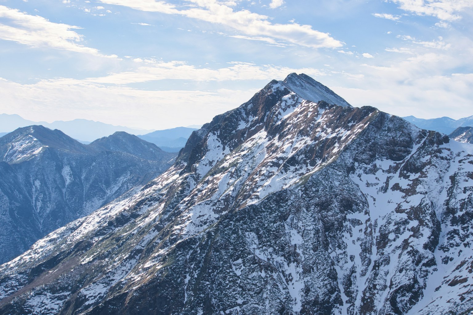 蓝天下的雪山山峰