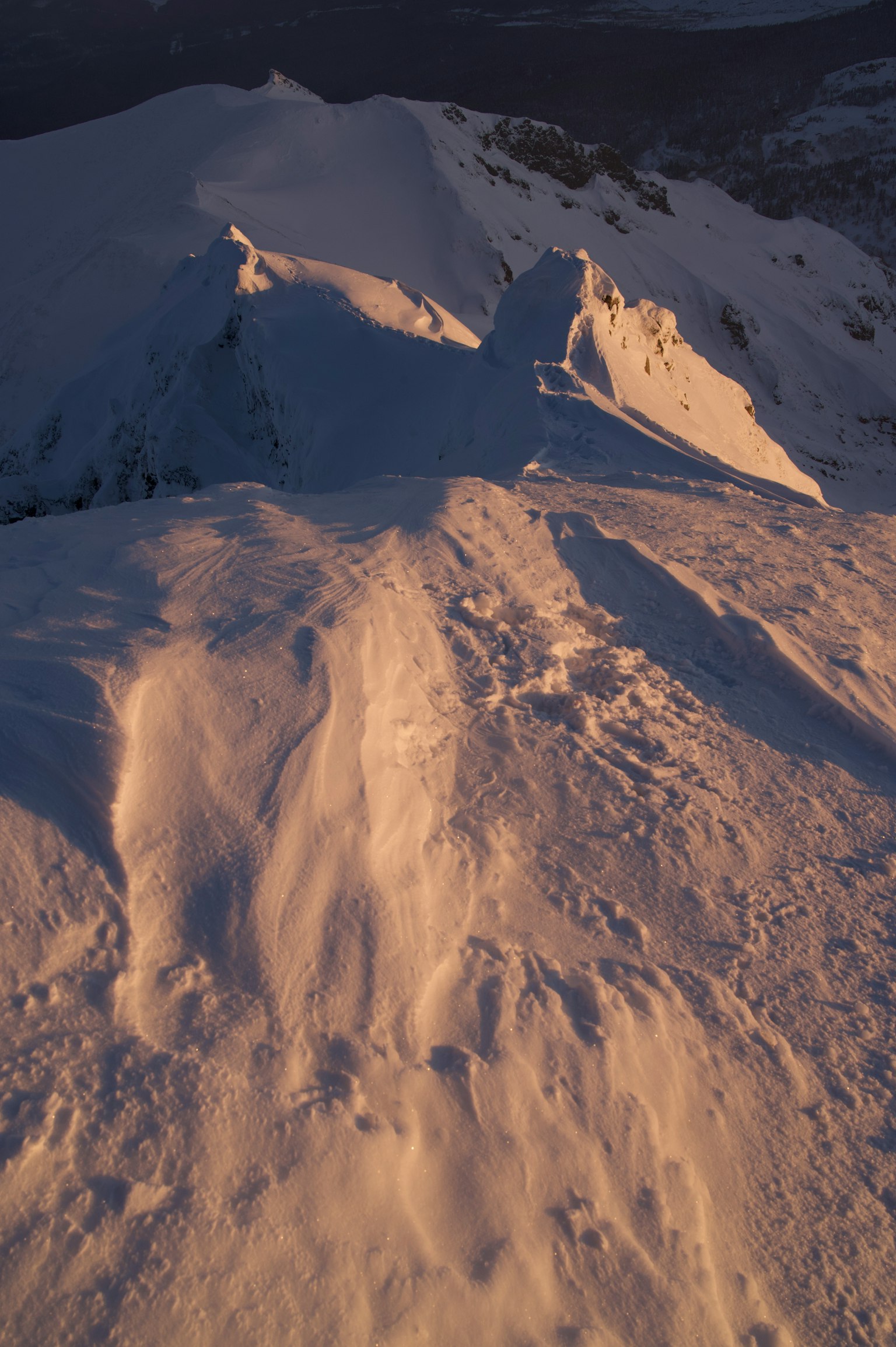 Paesaggio montano innevato con luce serale soffusa