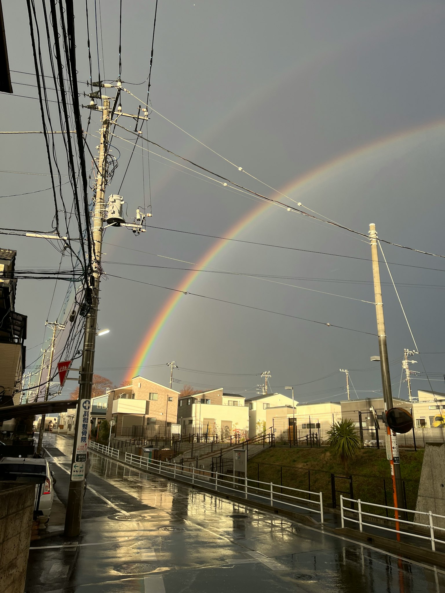 雨後街道上的彩虹和電線