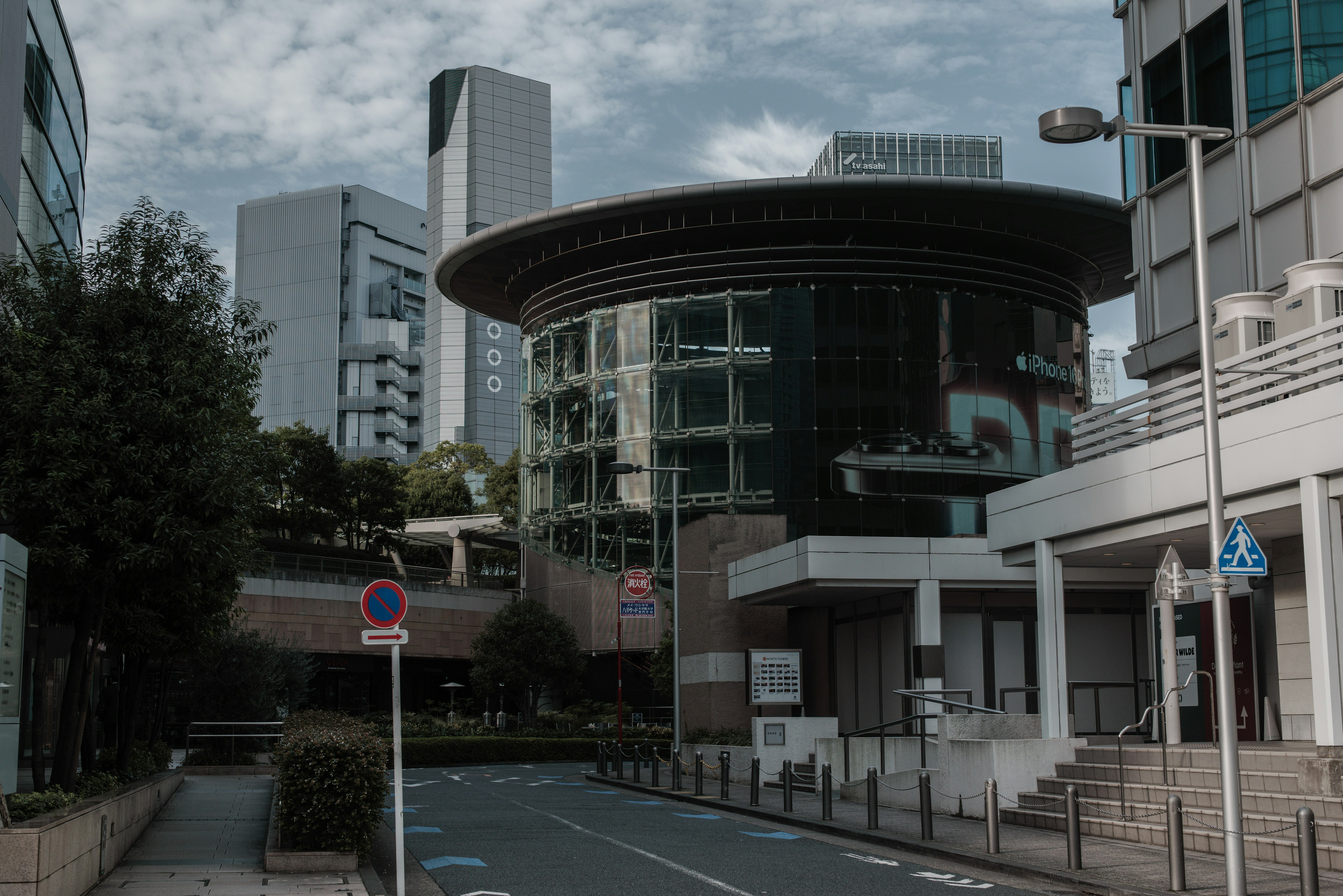 六本木城市景觀：圓形建築外觀與辦公大樓群