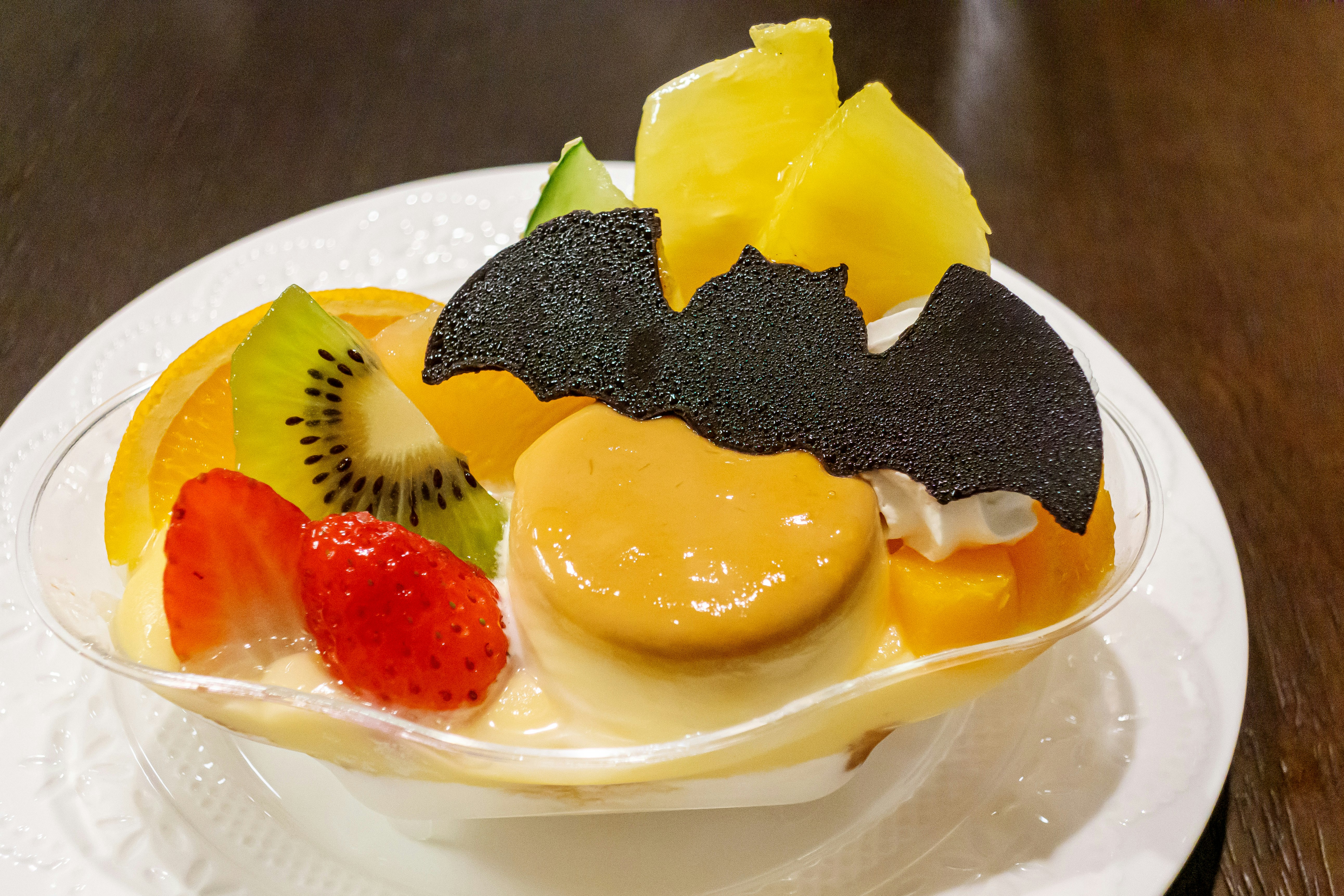 Halloween-Pudding a la mode mit Früchten