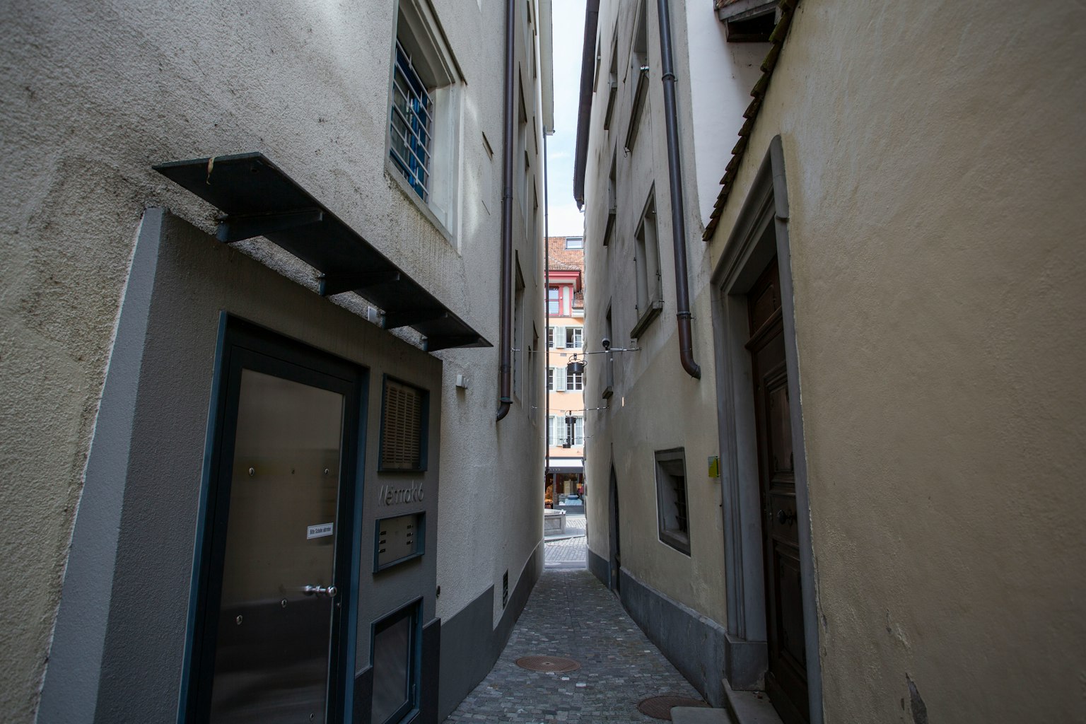 callejón estrecho entre edificios antiguos con pavimento de adoquines