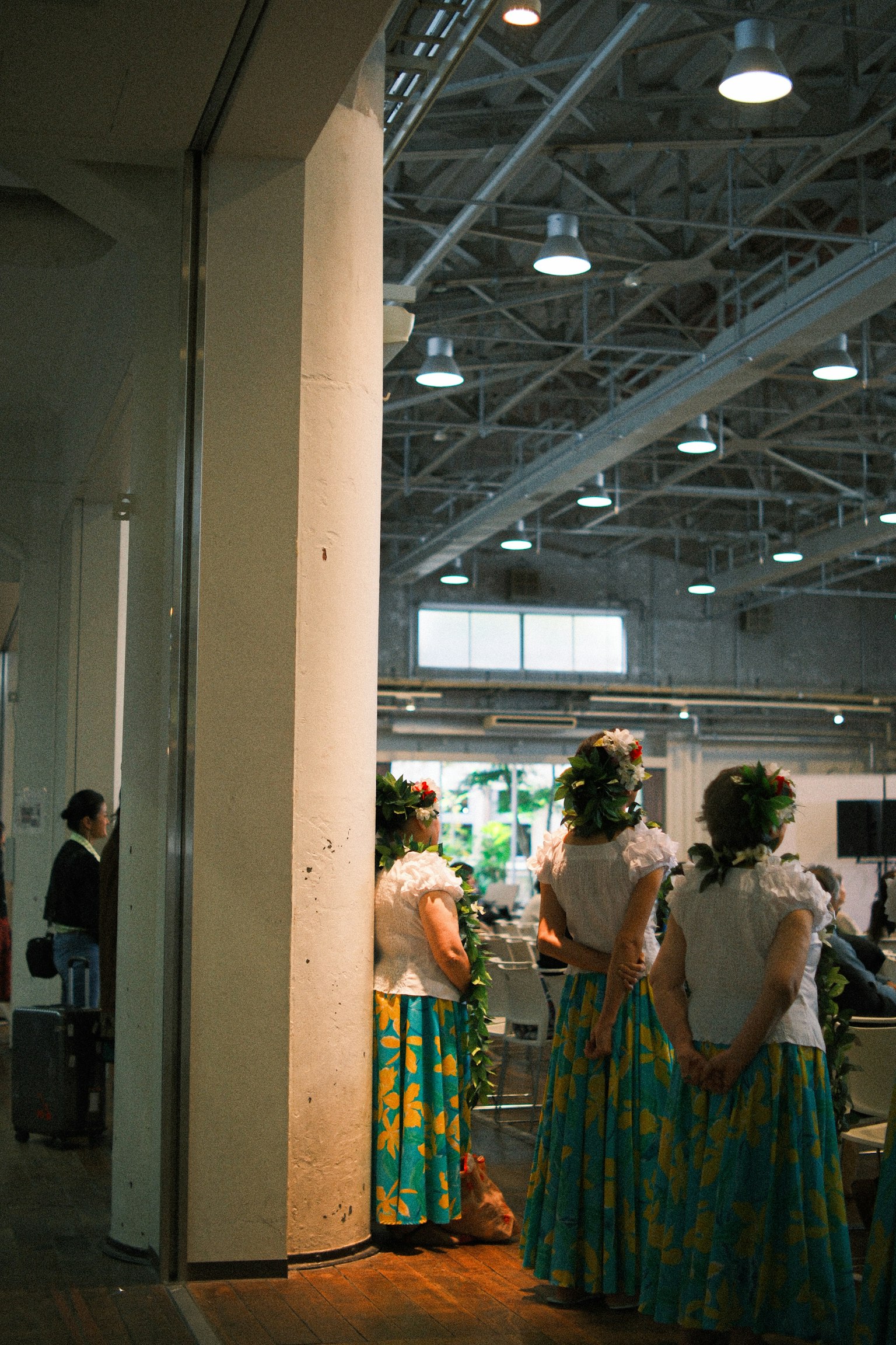 華やかな衣装を着た女性たちがイベント会場で待機している様子